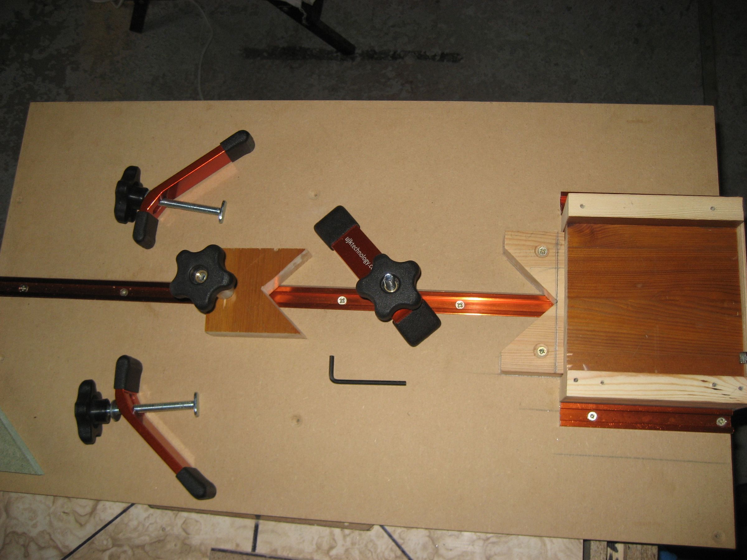 Biscuit Jointer Spline Jig Build. 6 Steps (with Pictures
