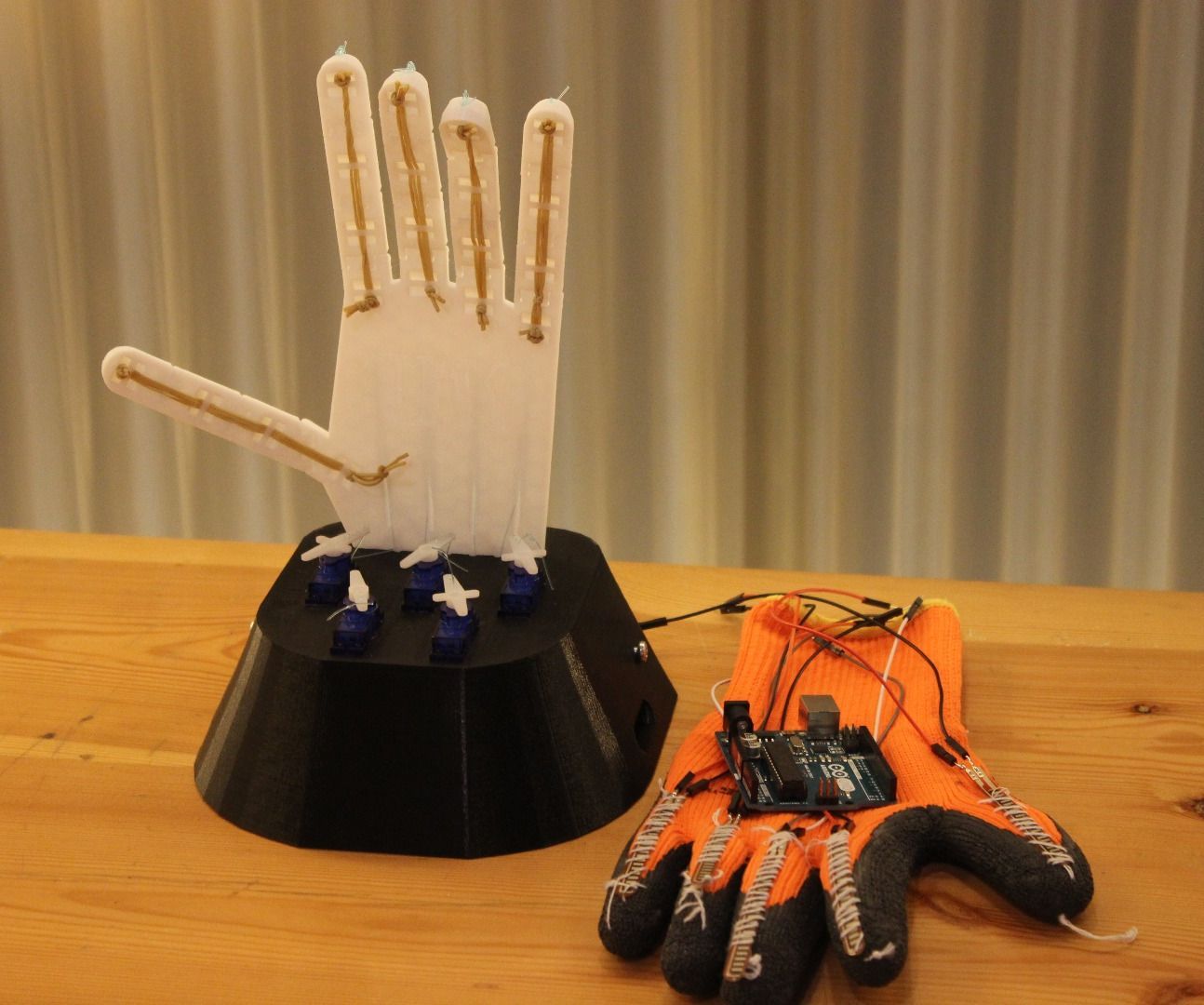 Controllable Robotic Hand With Flex Sensors & Servos