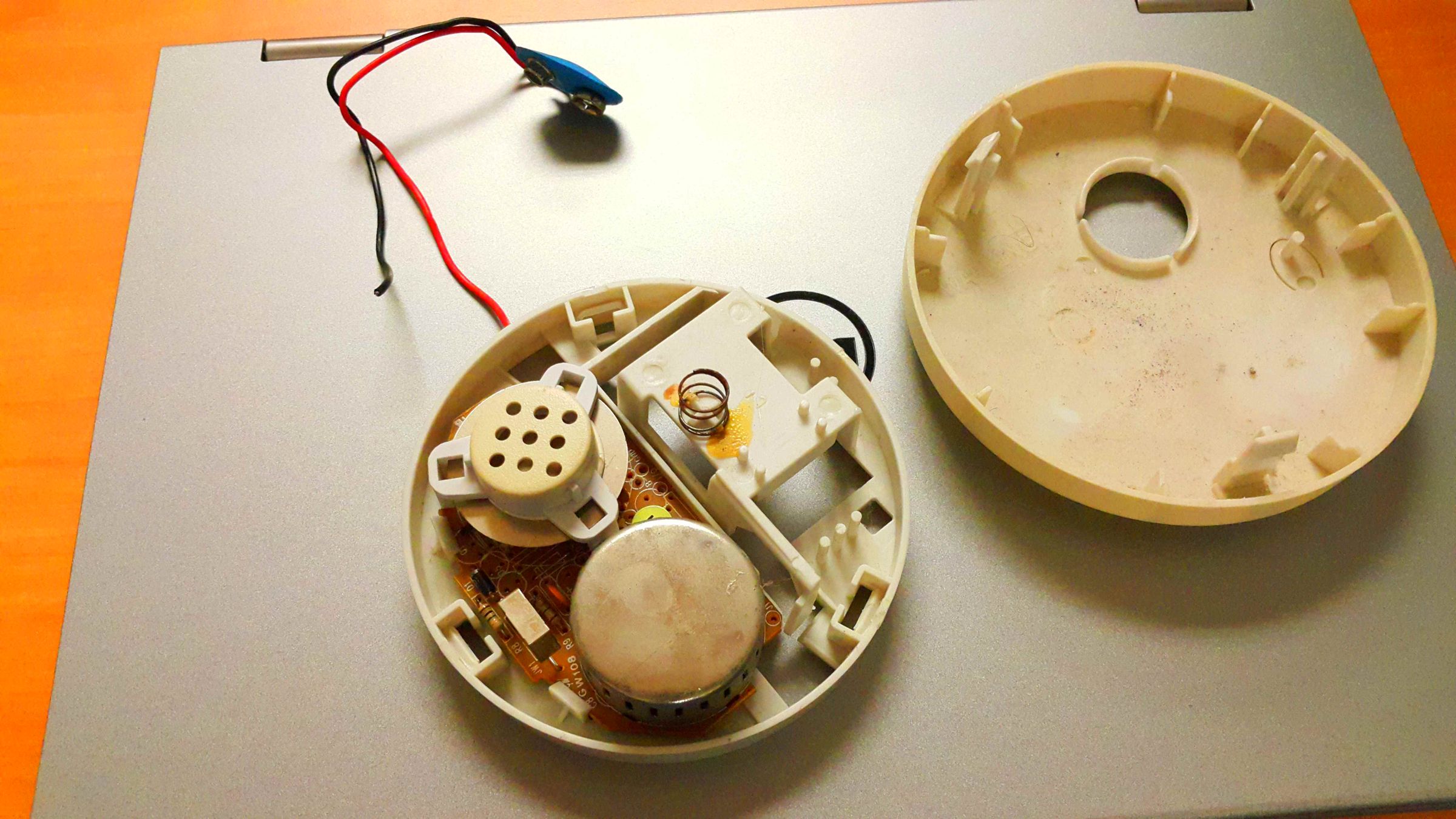 Inspection of an Expired Smoke Detector. 6 Steps Instructables