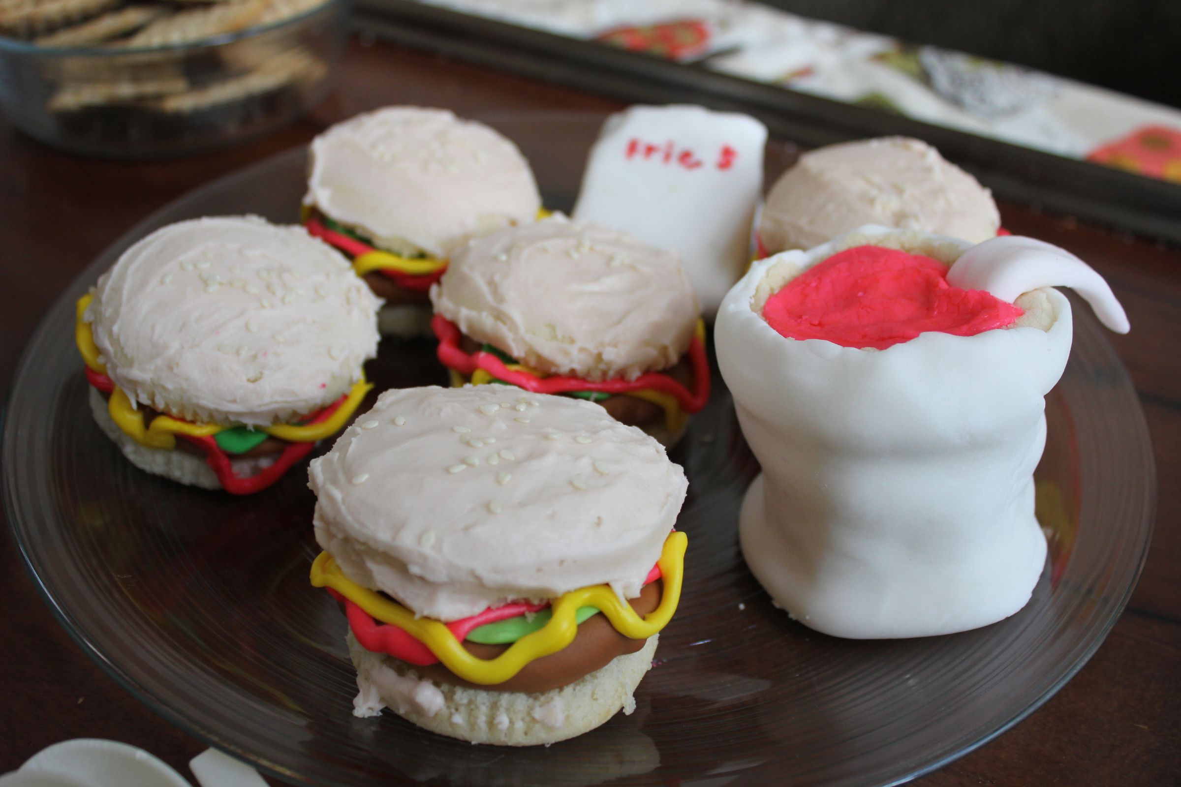 The ULTIMATE HAMBURGAR CUPCAKES!