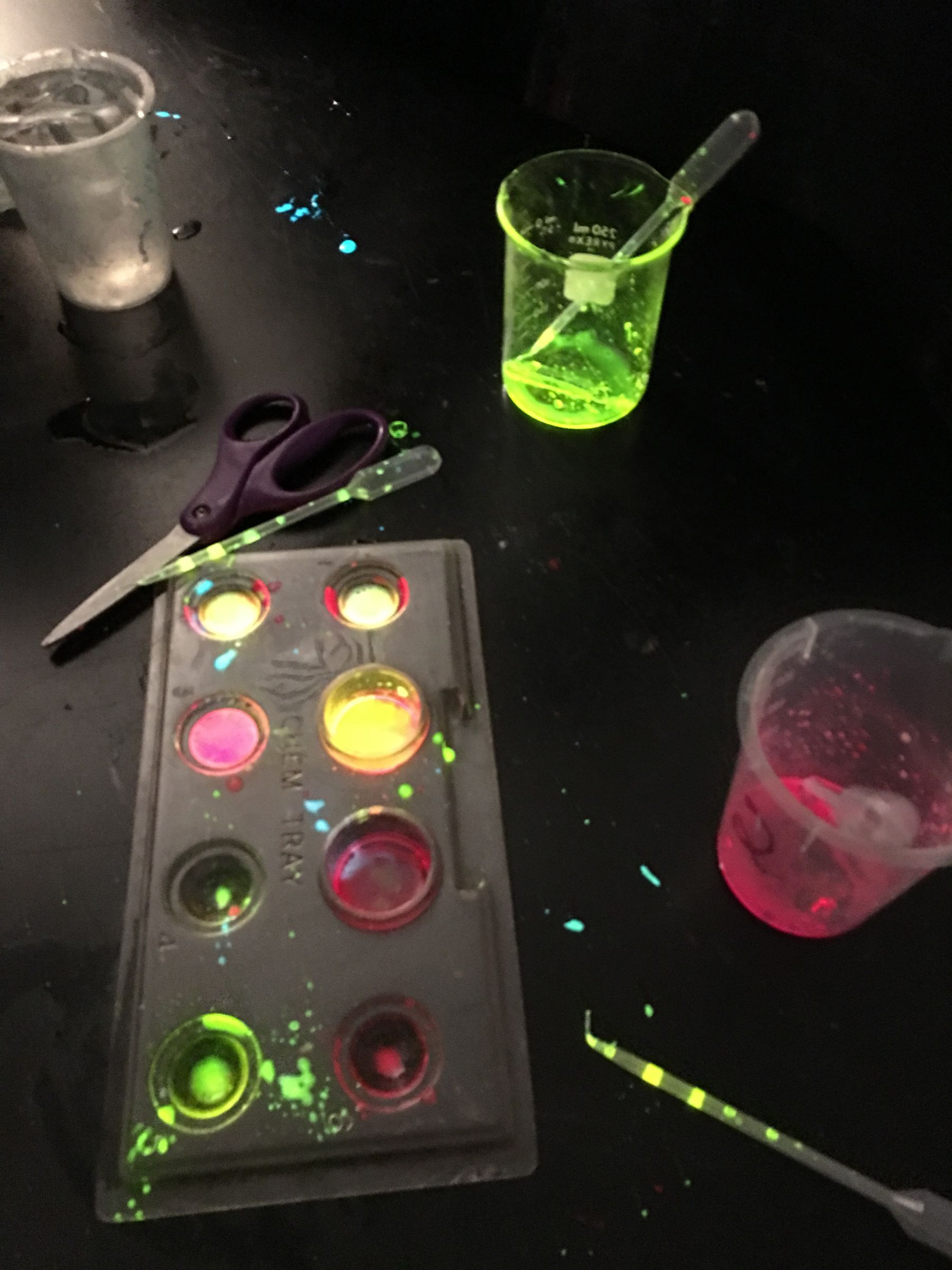 Glowstick Dissection and Painting 7 Steps (with Pictures) Instructables