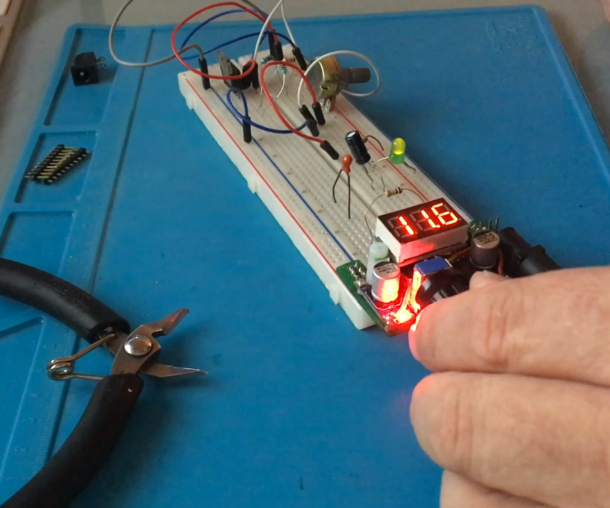Breadboard Voltage Regulator With Display / Regulador De Voltagem Com Display Para Placa De Ensaio