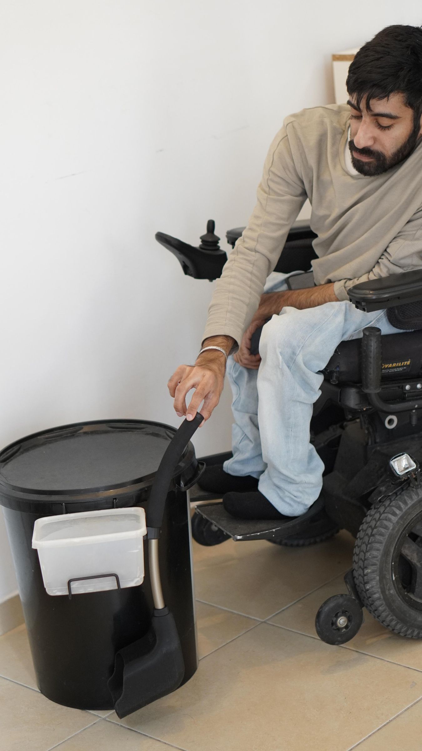 SCOOPY - Accessible Scoop for Grabbing Pet Food