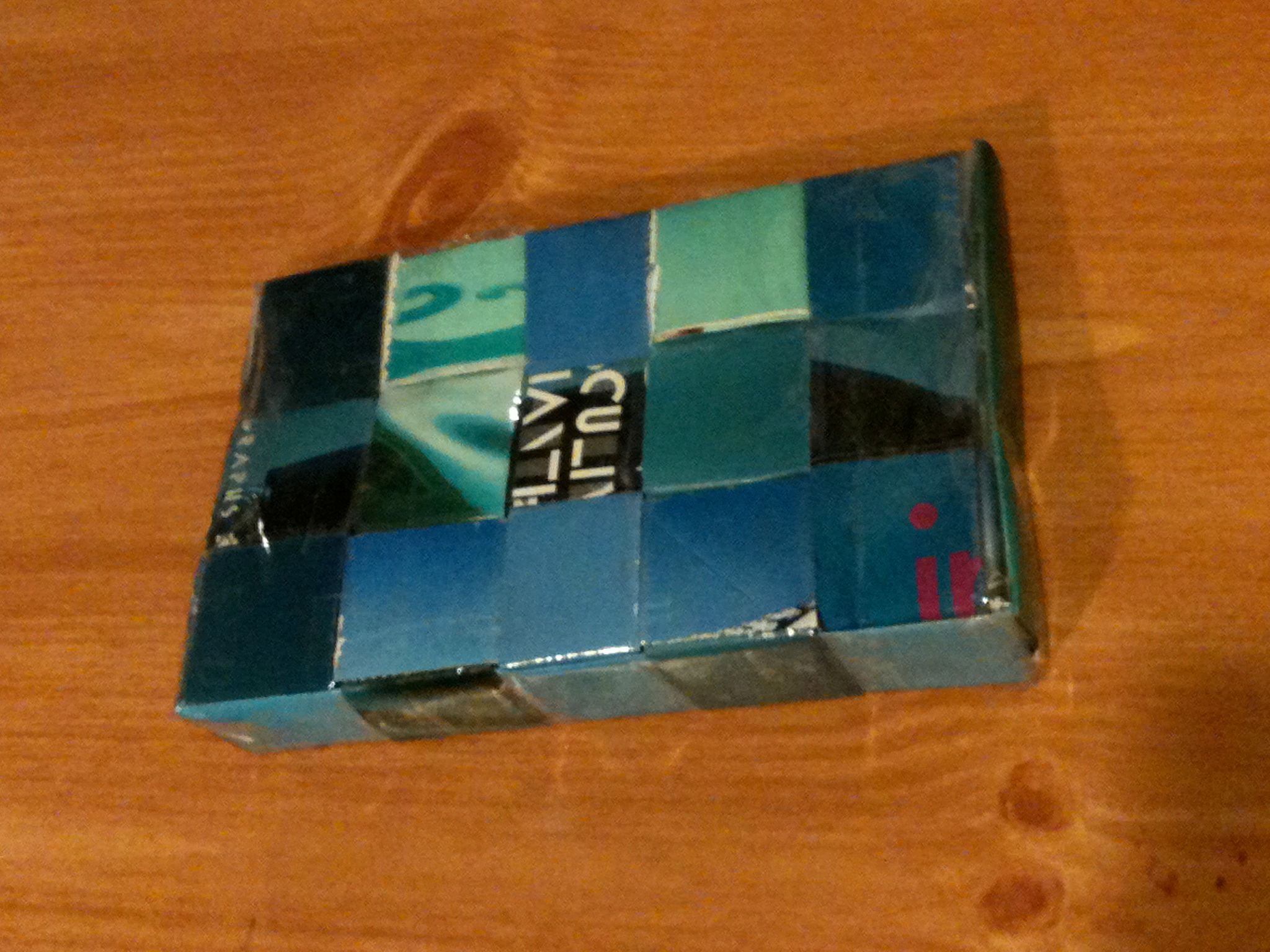 How to make a Clutch/Bag out of magazines!!