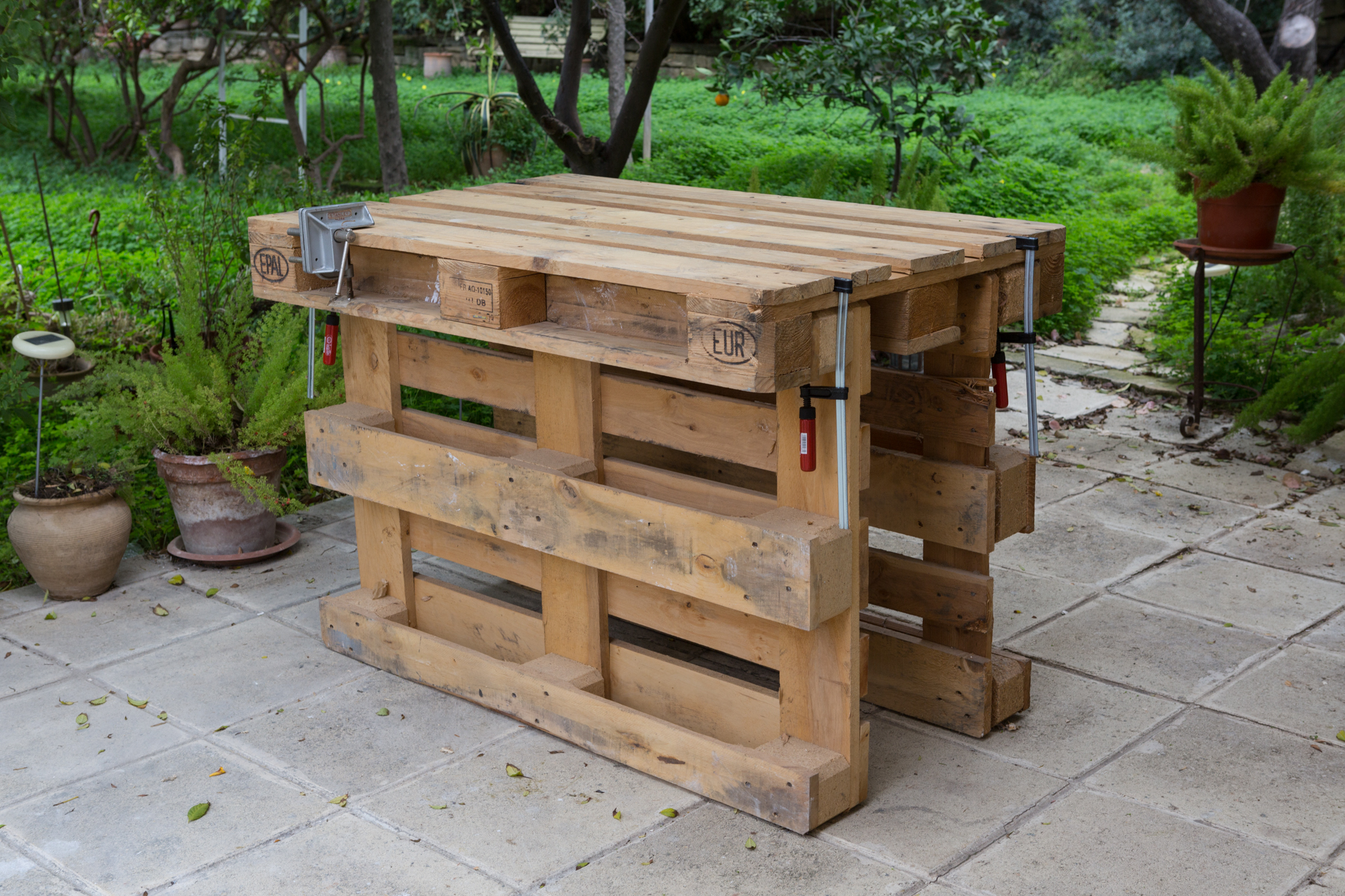 Workbench Made With 3 Pallets, No Tools, No Nails, No Screws