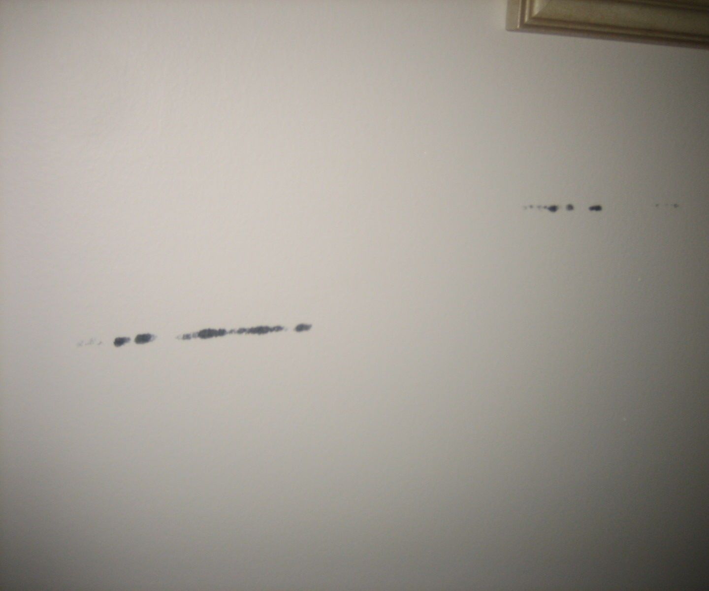 REPAIRNG SCRATCHES ON THE WALL