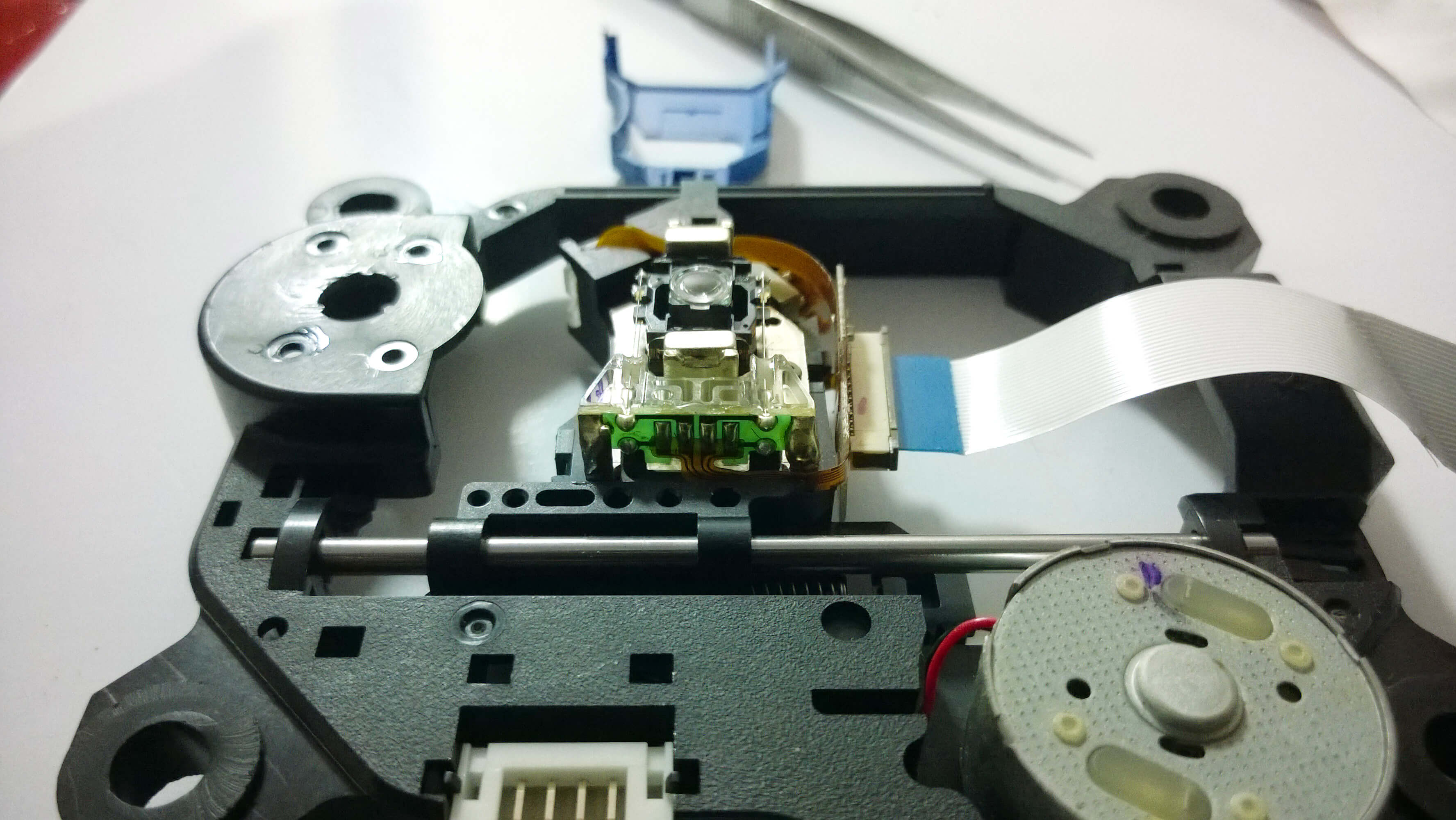 Parts to Salvage From a DVD/CD Player : 10 Steps - Instructables