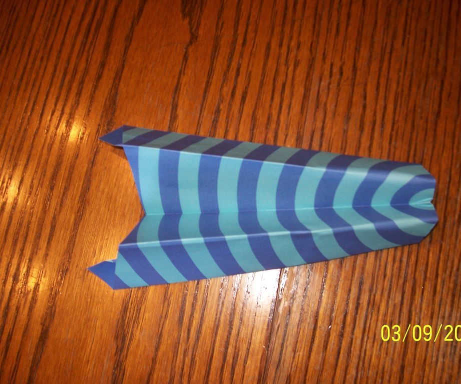 El mejor avión de papel en el mundo. ¡El récord mundial de volar es de 102 metros!