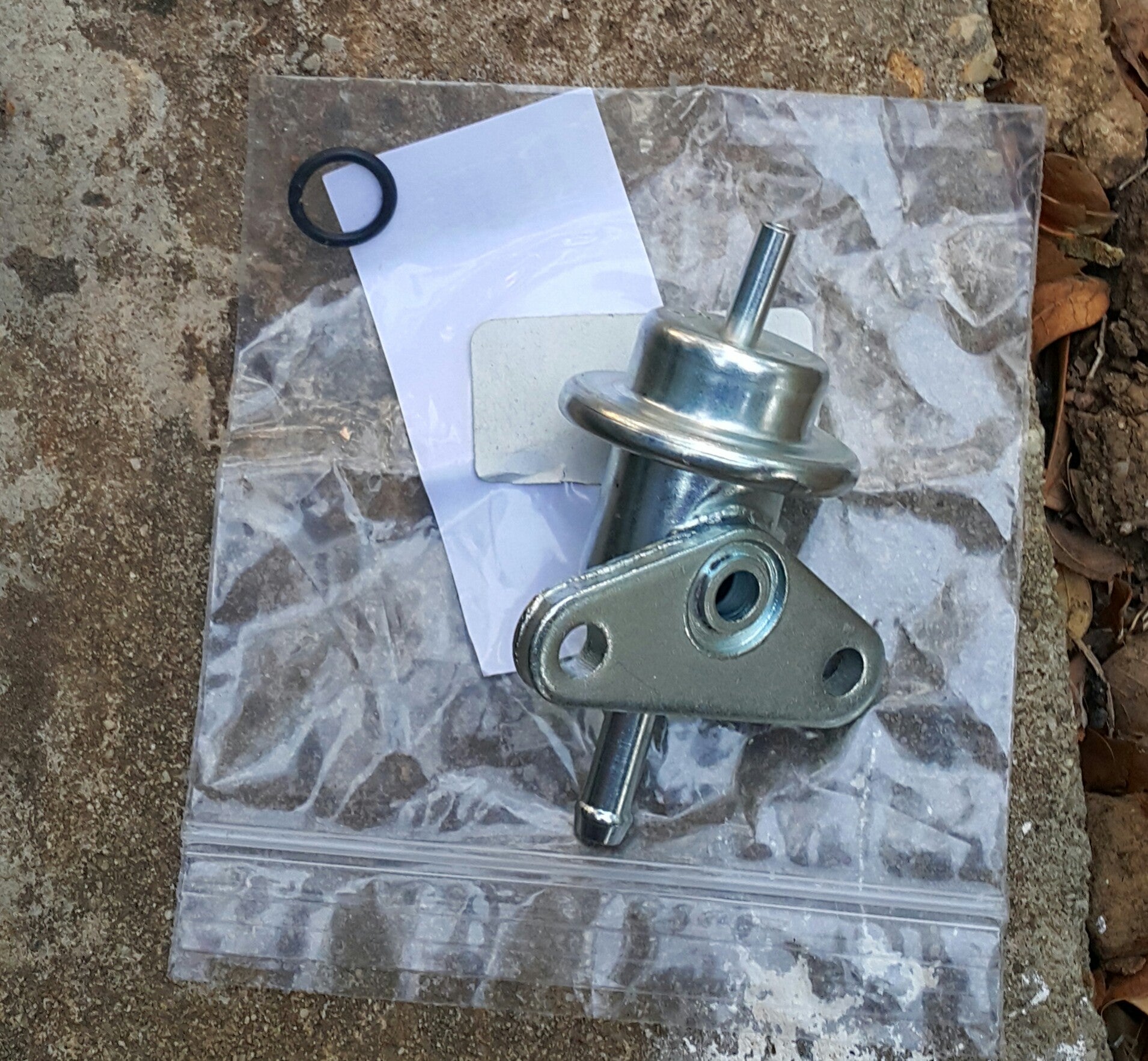 Replacing a Fuel Pressure Regulator (Honda Civic 1999 D16Y7)! 3 Steps