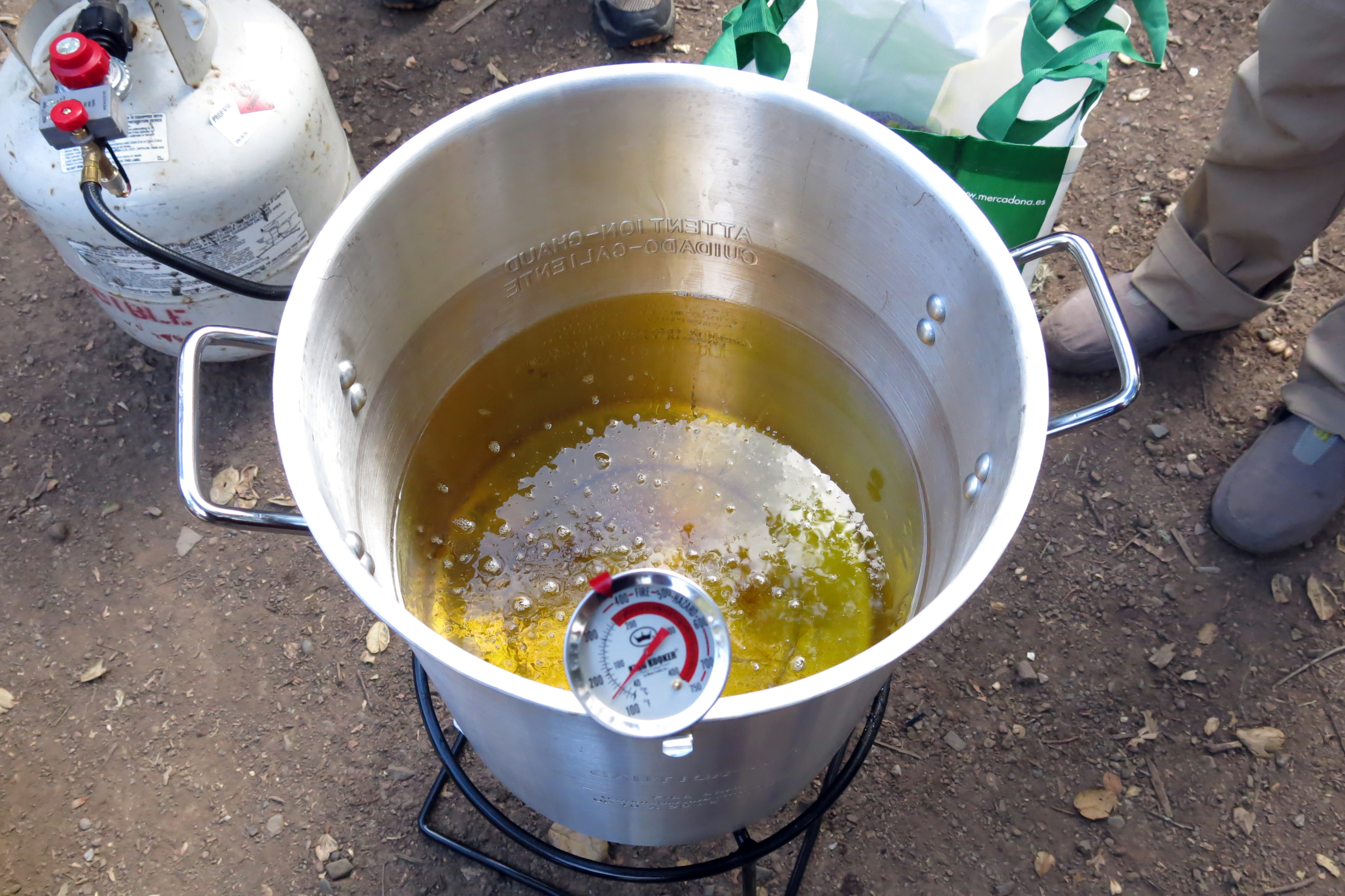 how to put a turkey on the fryer stand 2