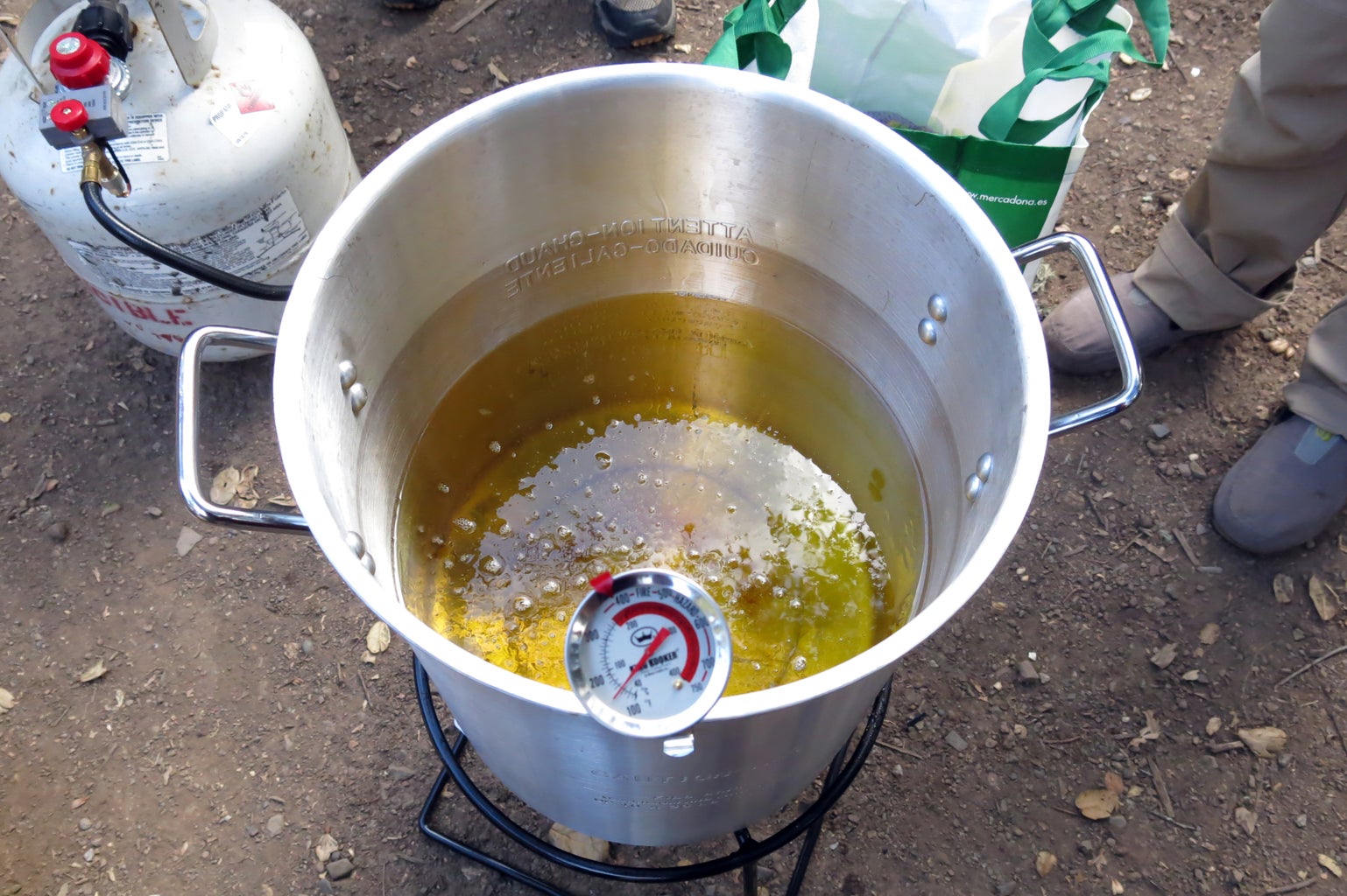 how to put a turkey on the fryer stand 2