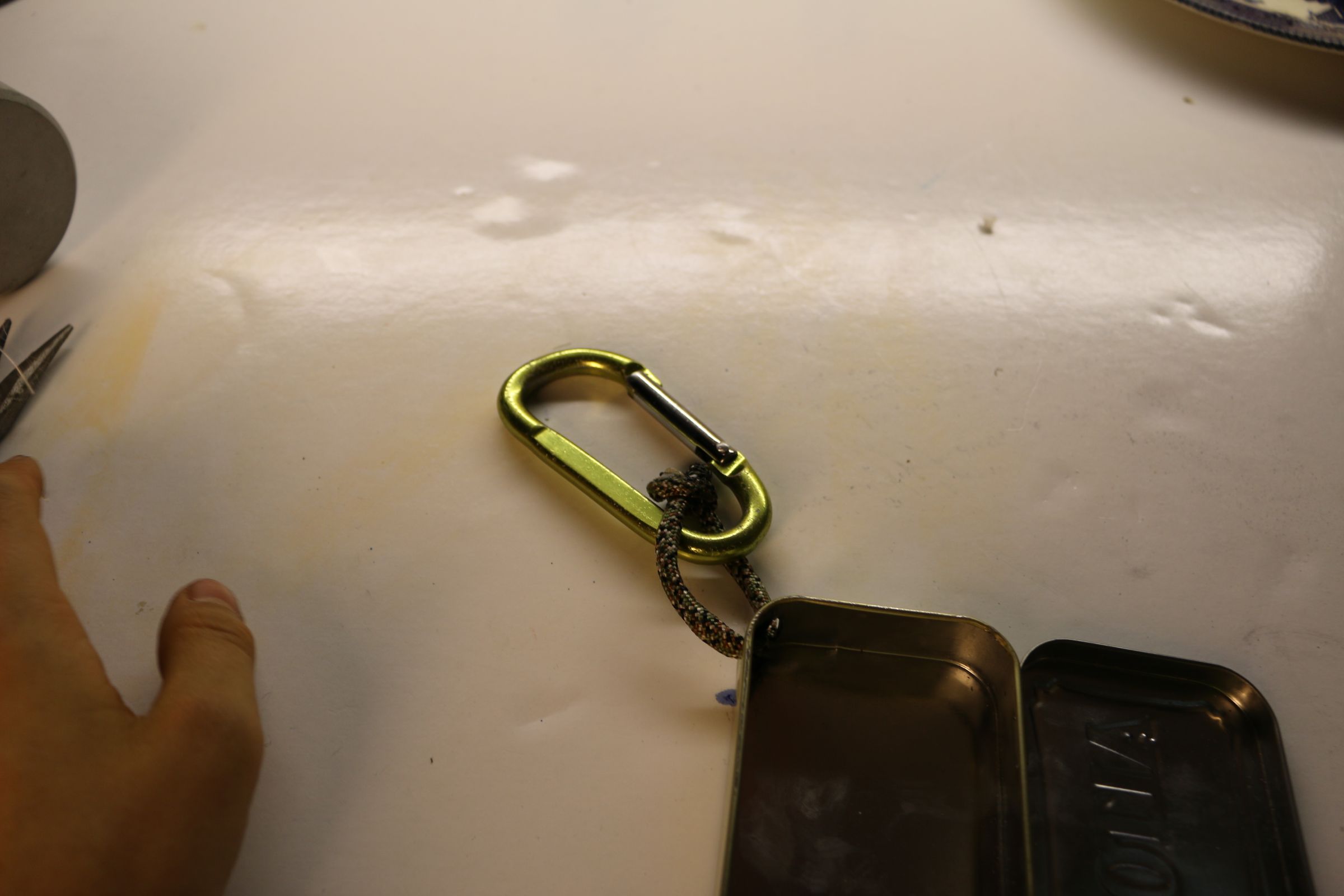 Simple Carabiner Altoids Tin Hack. 7 Steps (with Pictures