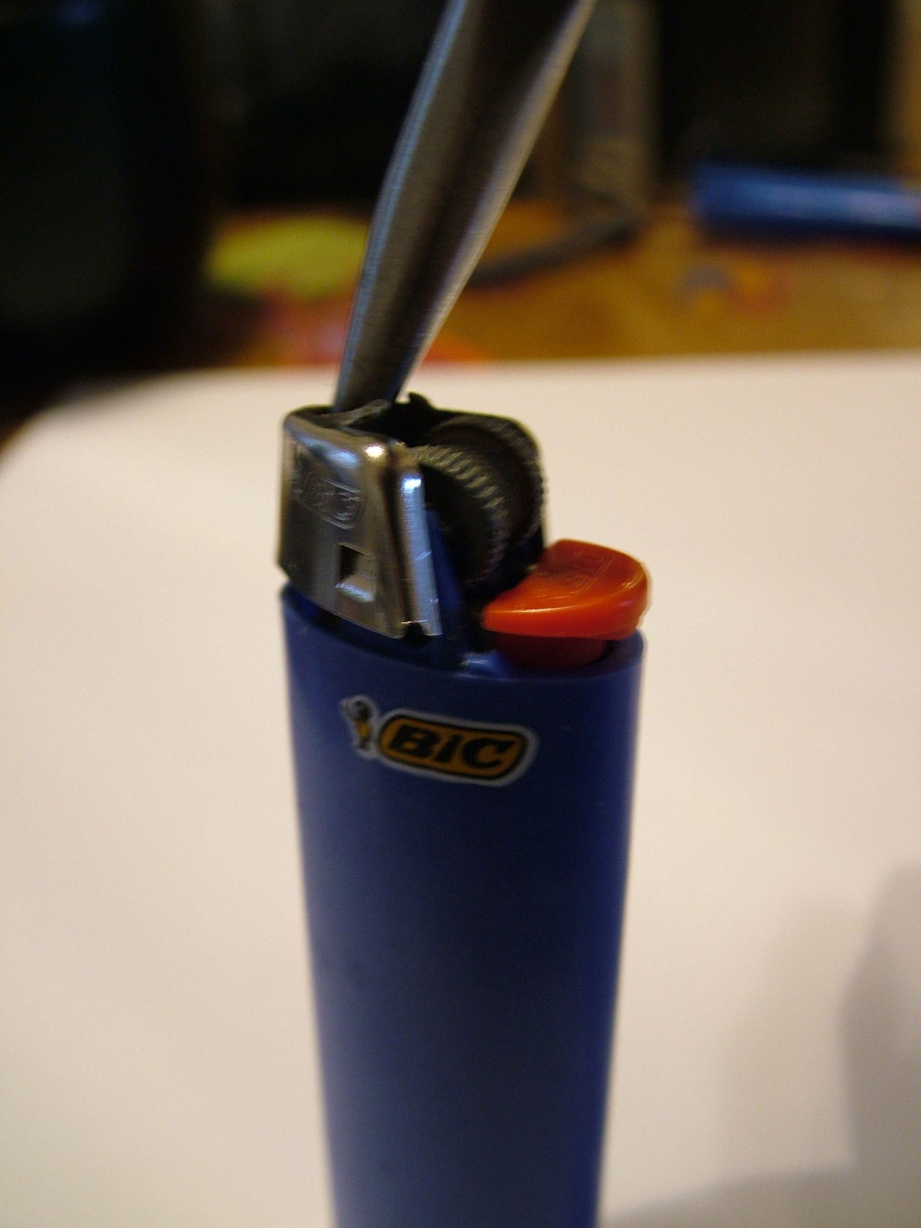 Replace Your Zippo Flint With Flint From a Dead BIC 4 Steps