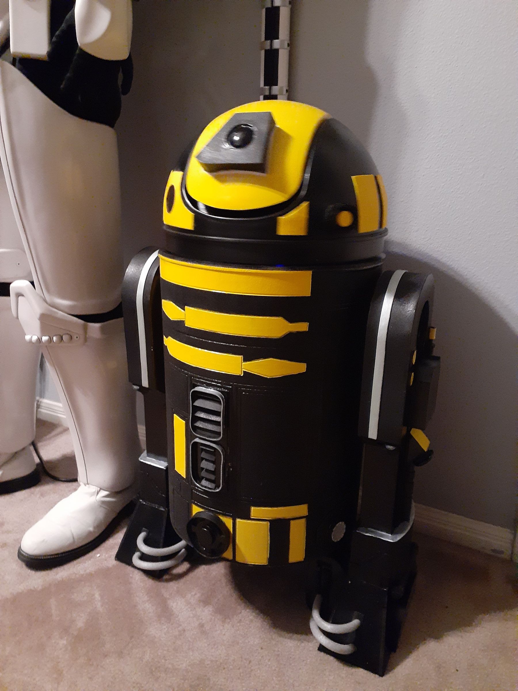 R2-D2 Astromech From Cardboard : 10 Steps (with Pictures) - Instructables