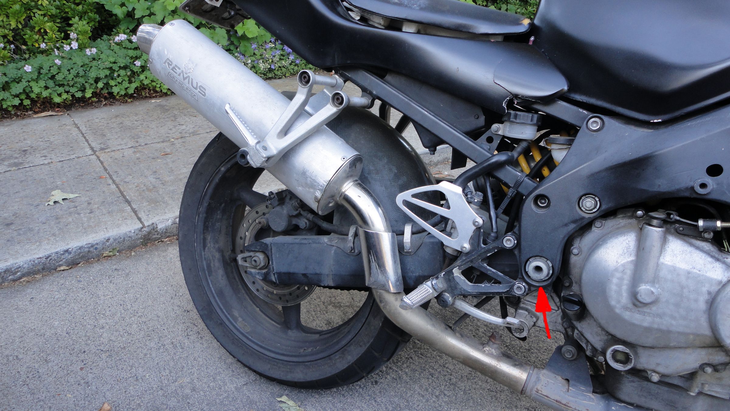 How to Add Swingarm Spool Mounts to a Honda F4i 4 Steps Instructables