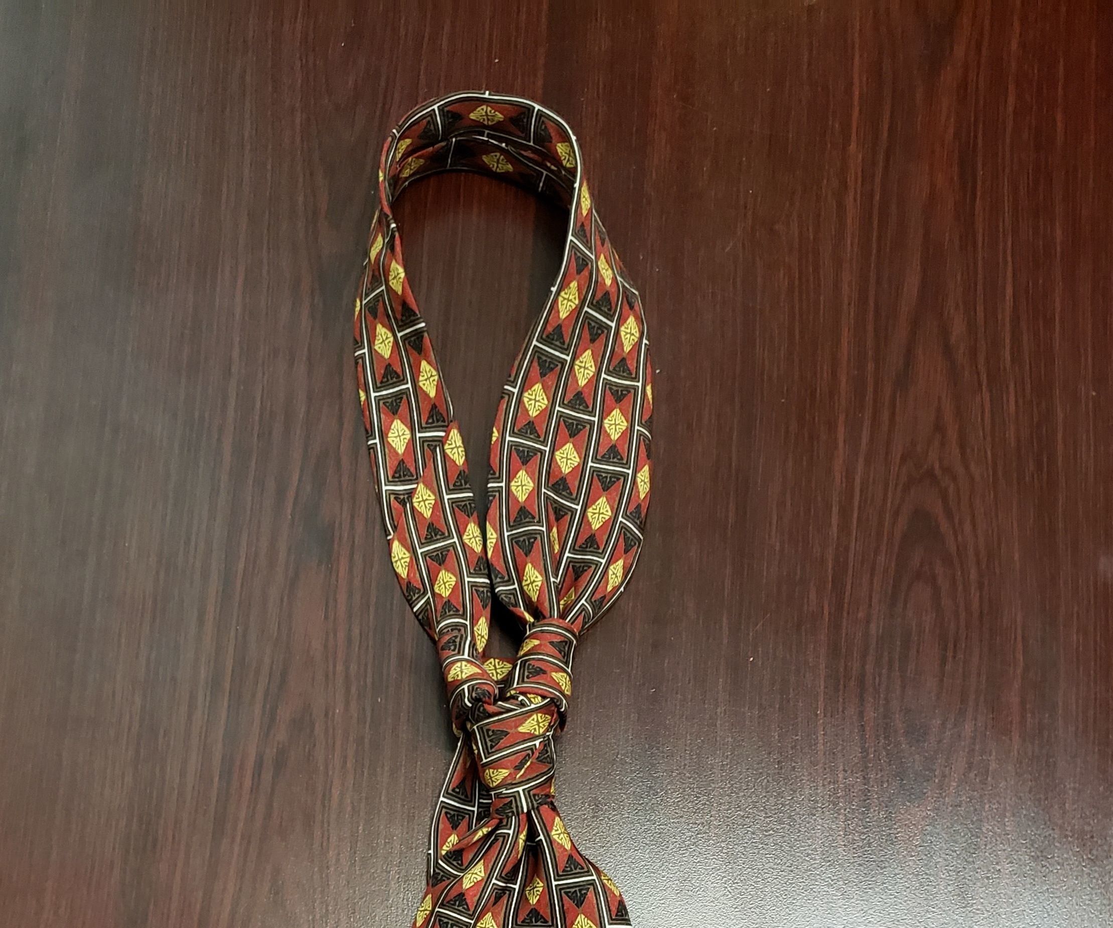 How to Tie a Cafe Knot for a Tie