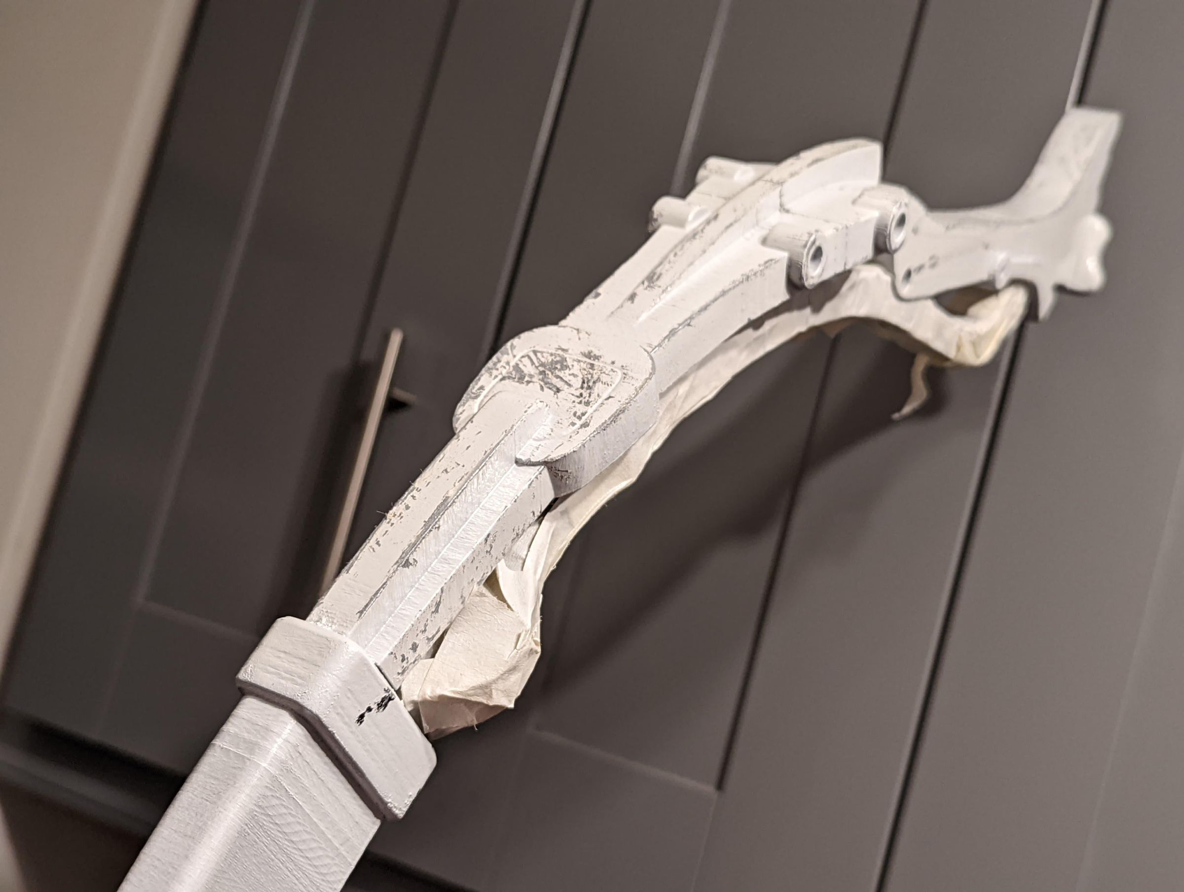 Realistic Weathering on Cosplay Props (Aloy's Bow From Horizon) 7