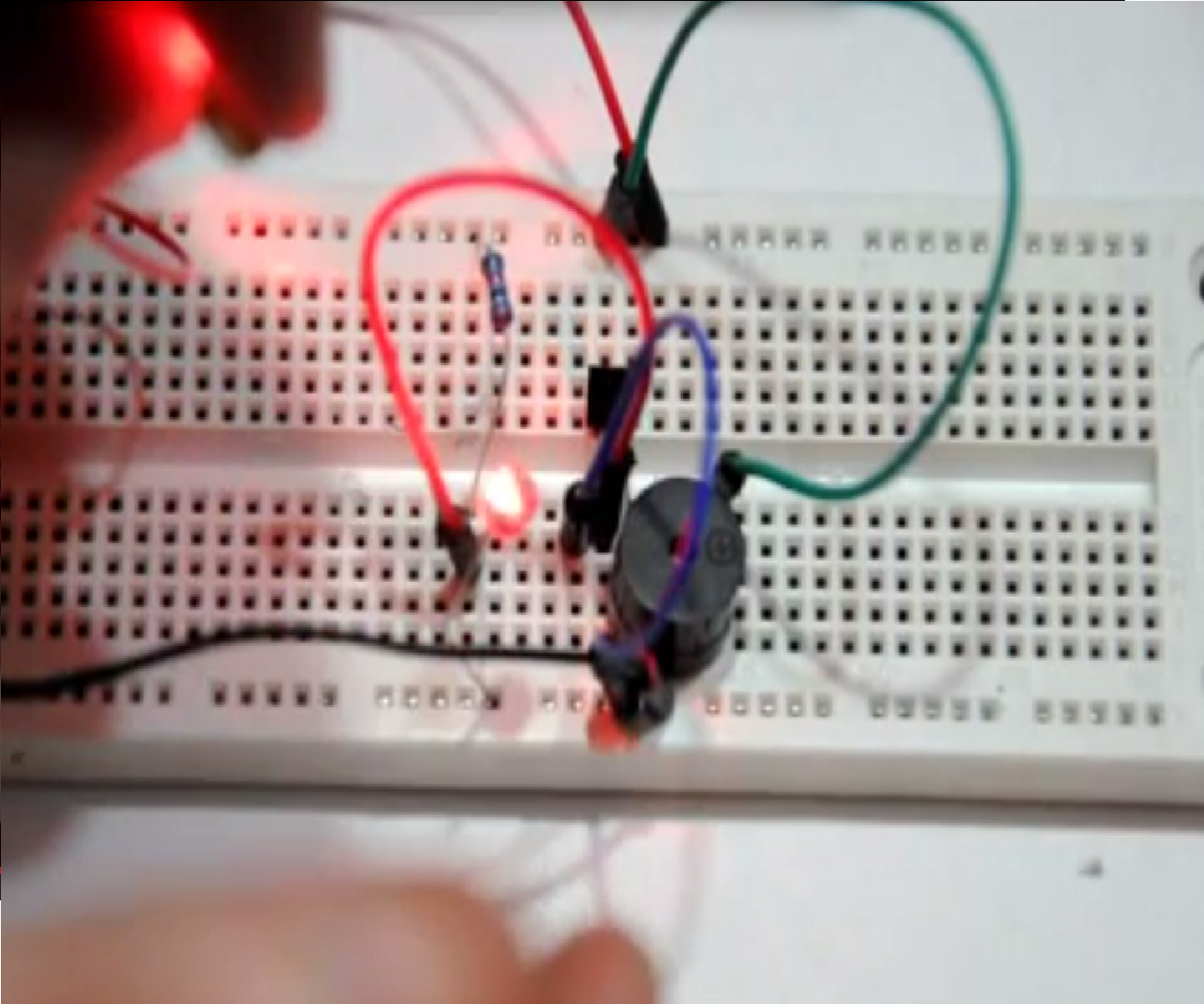 Extremely simple laser alarm circuit - A tutorial using only four components! 