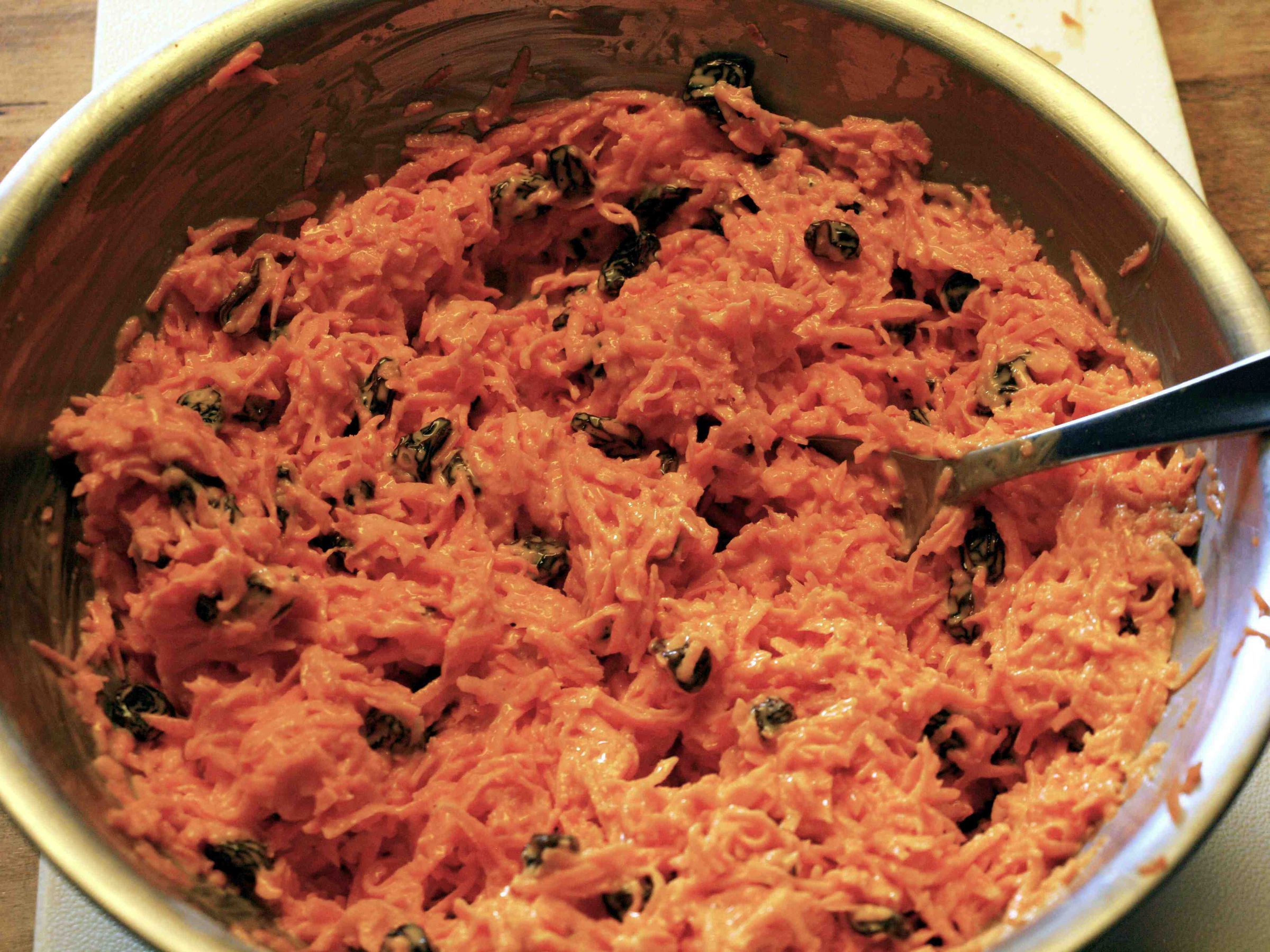 How to Make a Simple Carrot and Raisin Salad