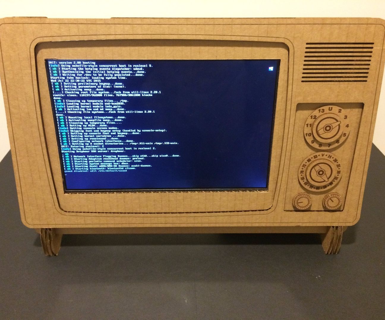Battery Operated Cardboard HDMI Retro TV Stand for Your Raspberry Pi