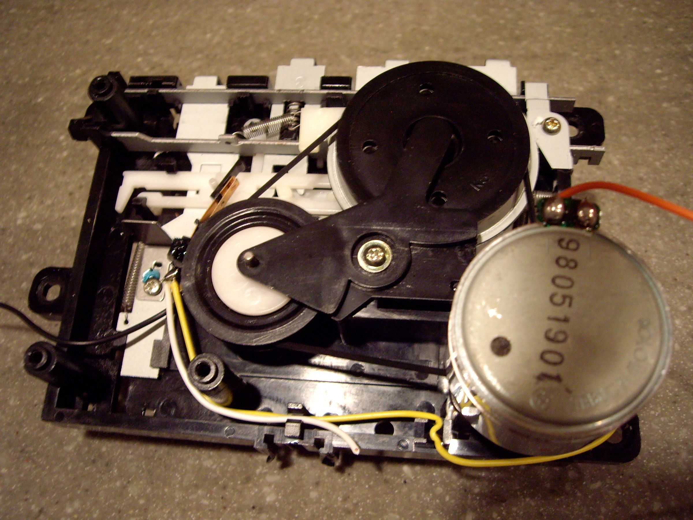 Spooky Backwards Spinning Clock Made From Cassette Player Motor 7