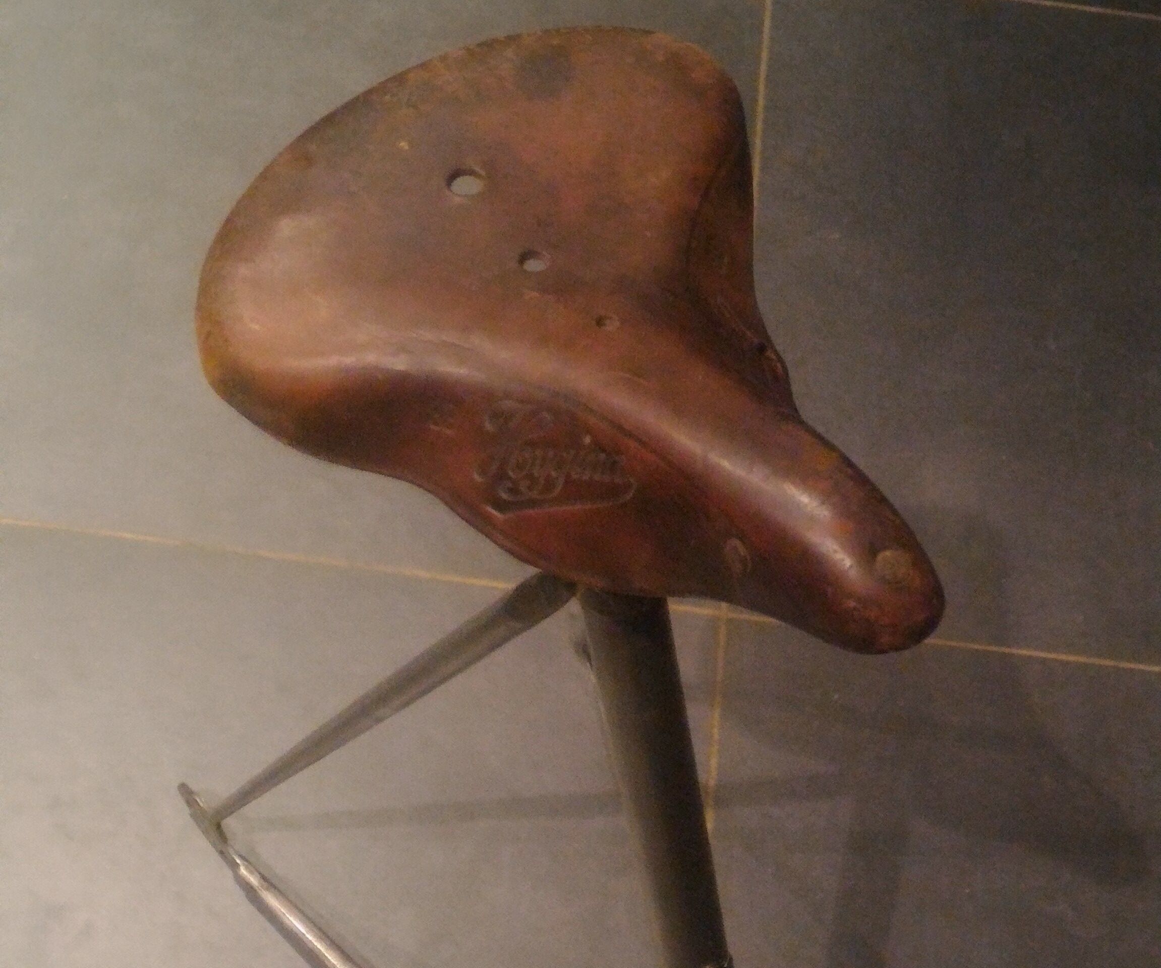 Bicycle leather saddle stool 