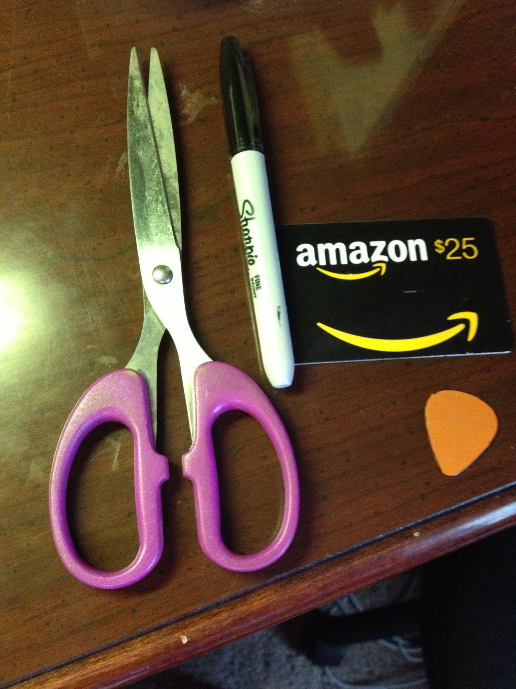 How to Make a Guitar Pick Out of an Old Gift Card/ Credit Card 5