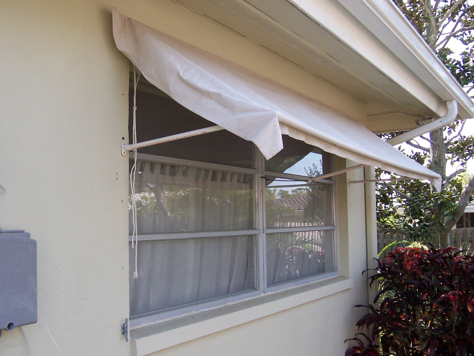Retractable Window Awning Made of PVC Frame &amp; Drop Cloth Fabric