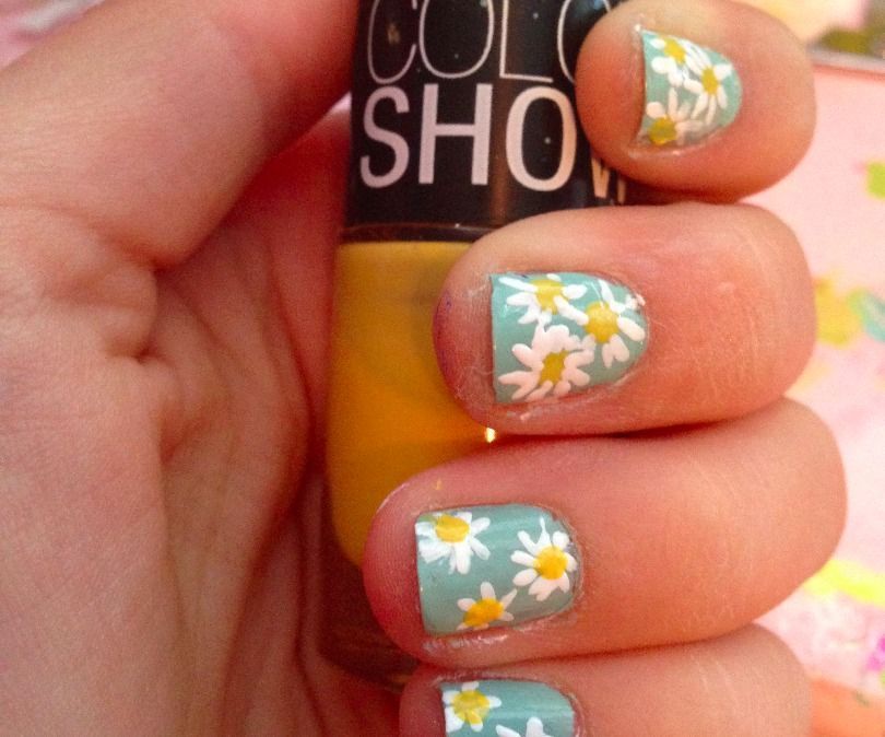 Summer Daisy Nails
