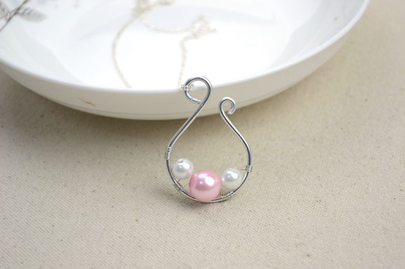 Simple Yet Dignified Pearl Pendant Necklace