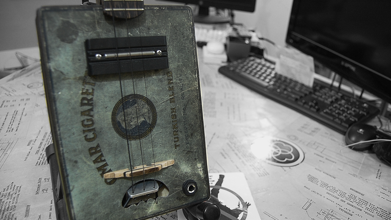 DIY Guitar: Metal Omar Cigarette Box Guitar