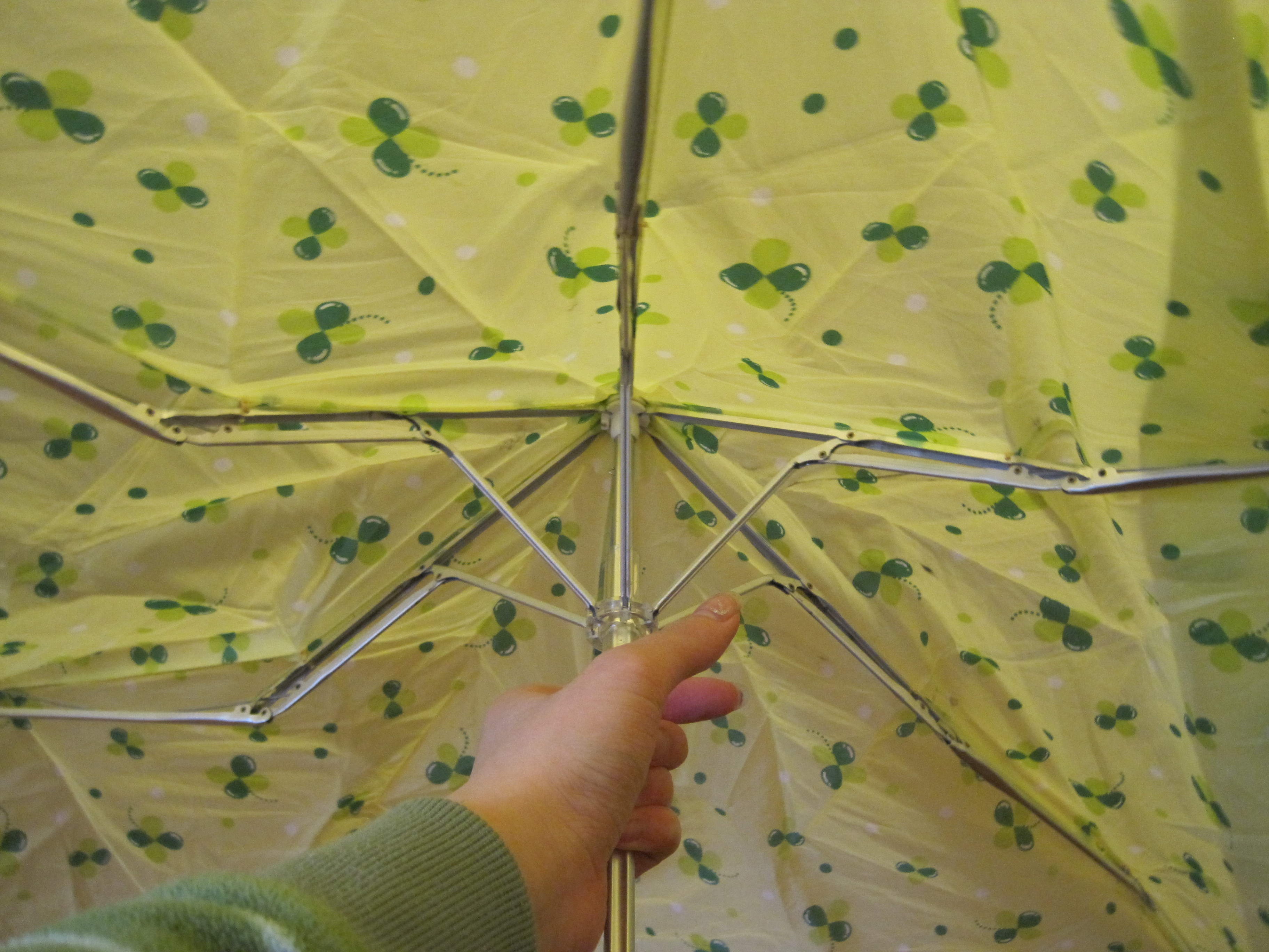 How to turn a broken umbrella into a eco-friendly reusuable bag