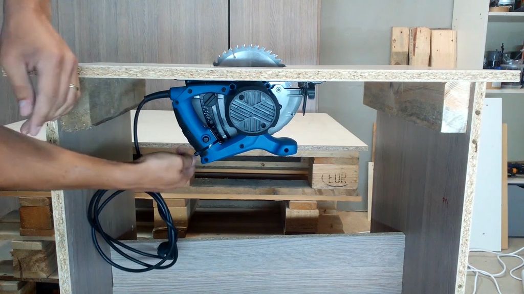 Step-by-step: mount the circular saw under the top