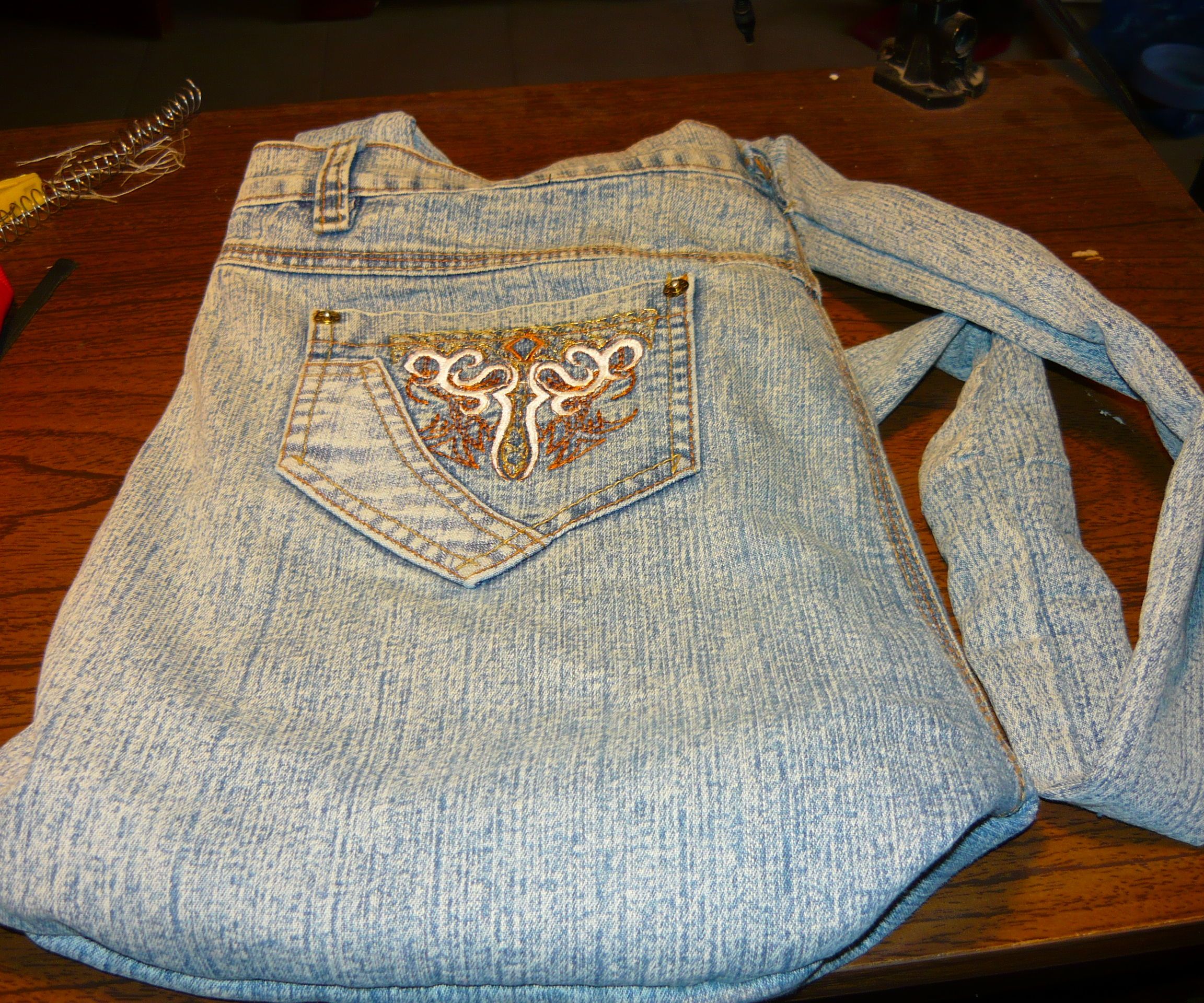 A (non-godzilla Sized) Purse Made From an Old Pair of Jeans