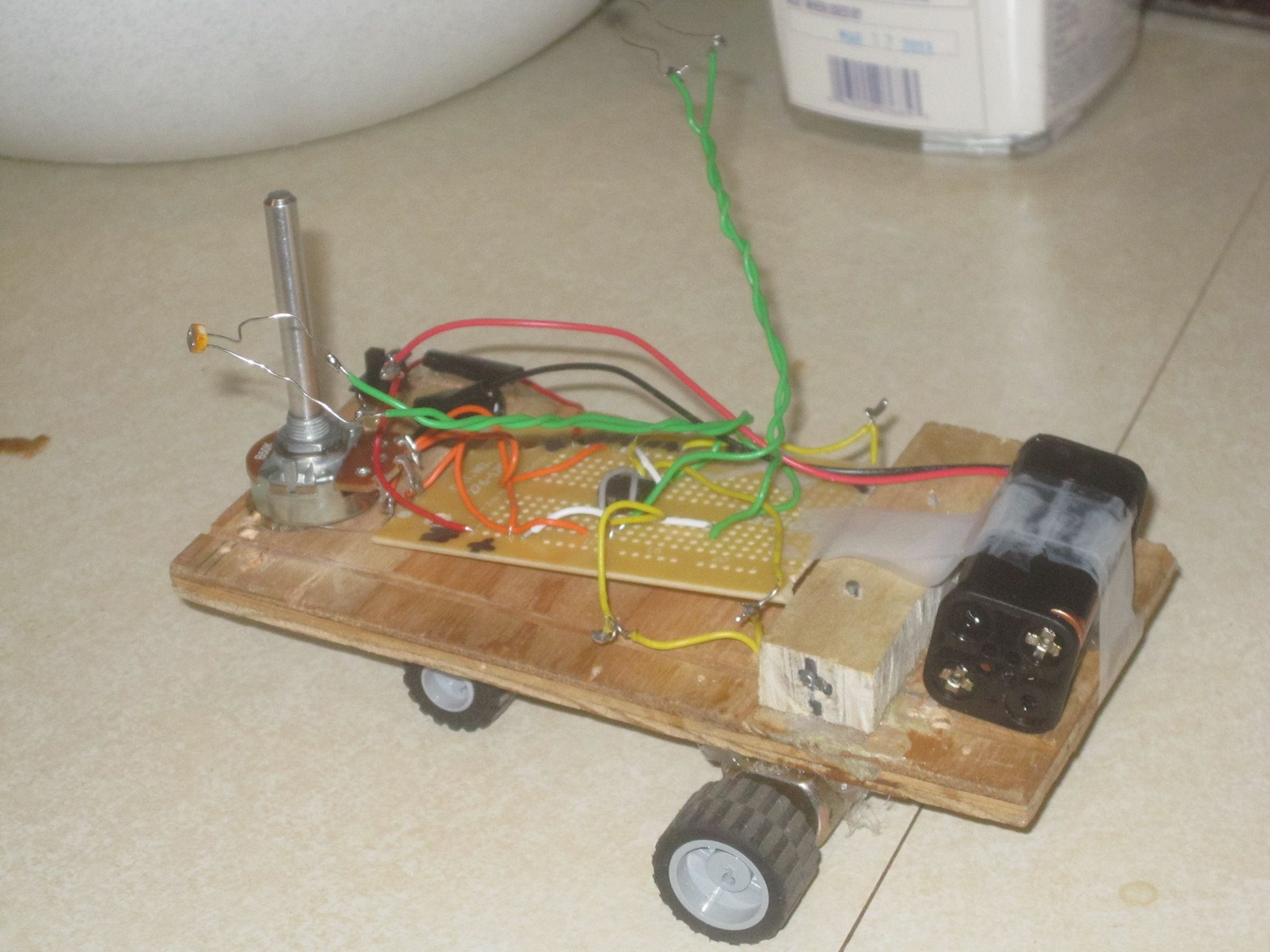 Simple Light Seeking Robot With 555 Timing IC