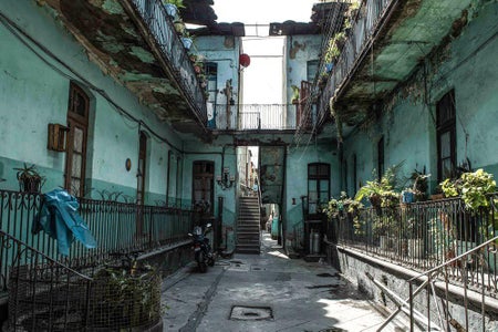 Vecindad Urbanism: Compact, Communal, Enduring