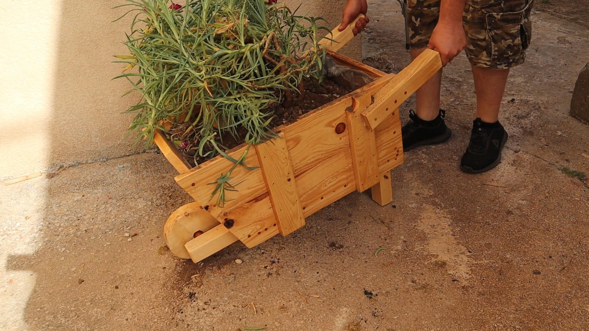 DIY Wheelbarrow : 7 Steps (with Pictures) - Instructables