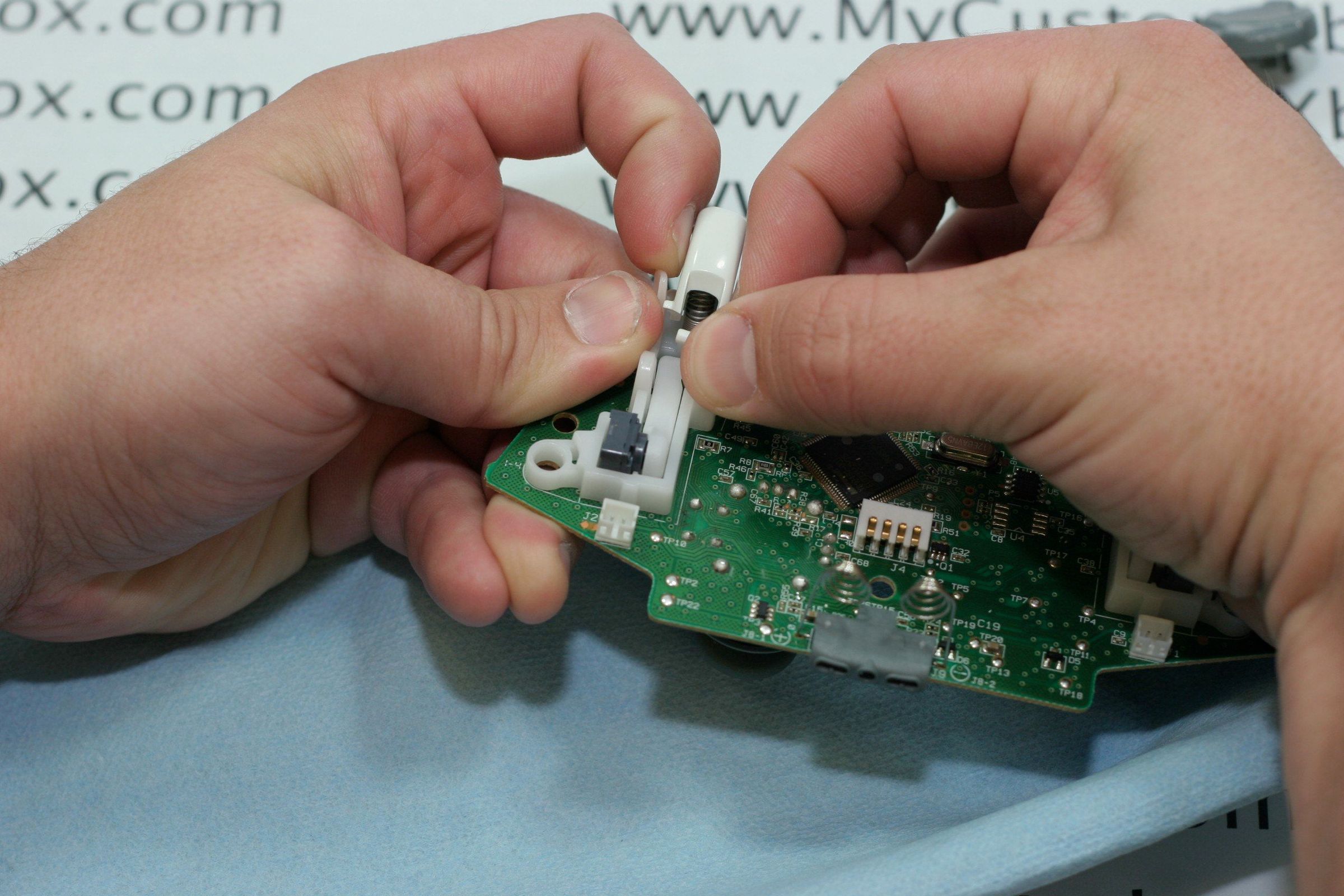How to Disassemble an Xbox 360 Wireless Controller 18 Steps