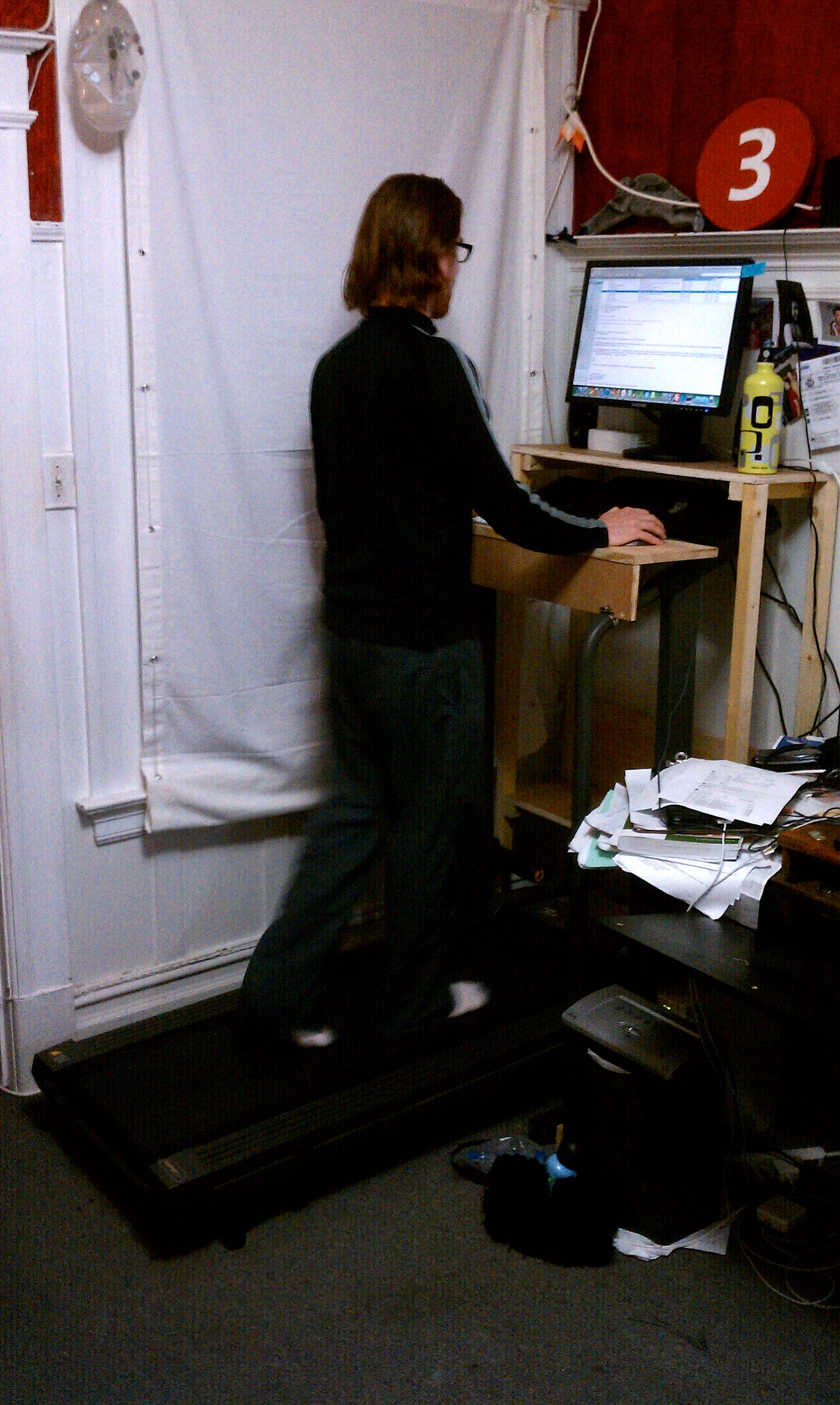 Freestanding collapsible treadmill desk