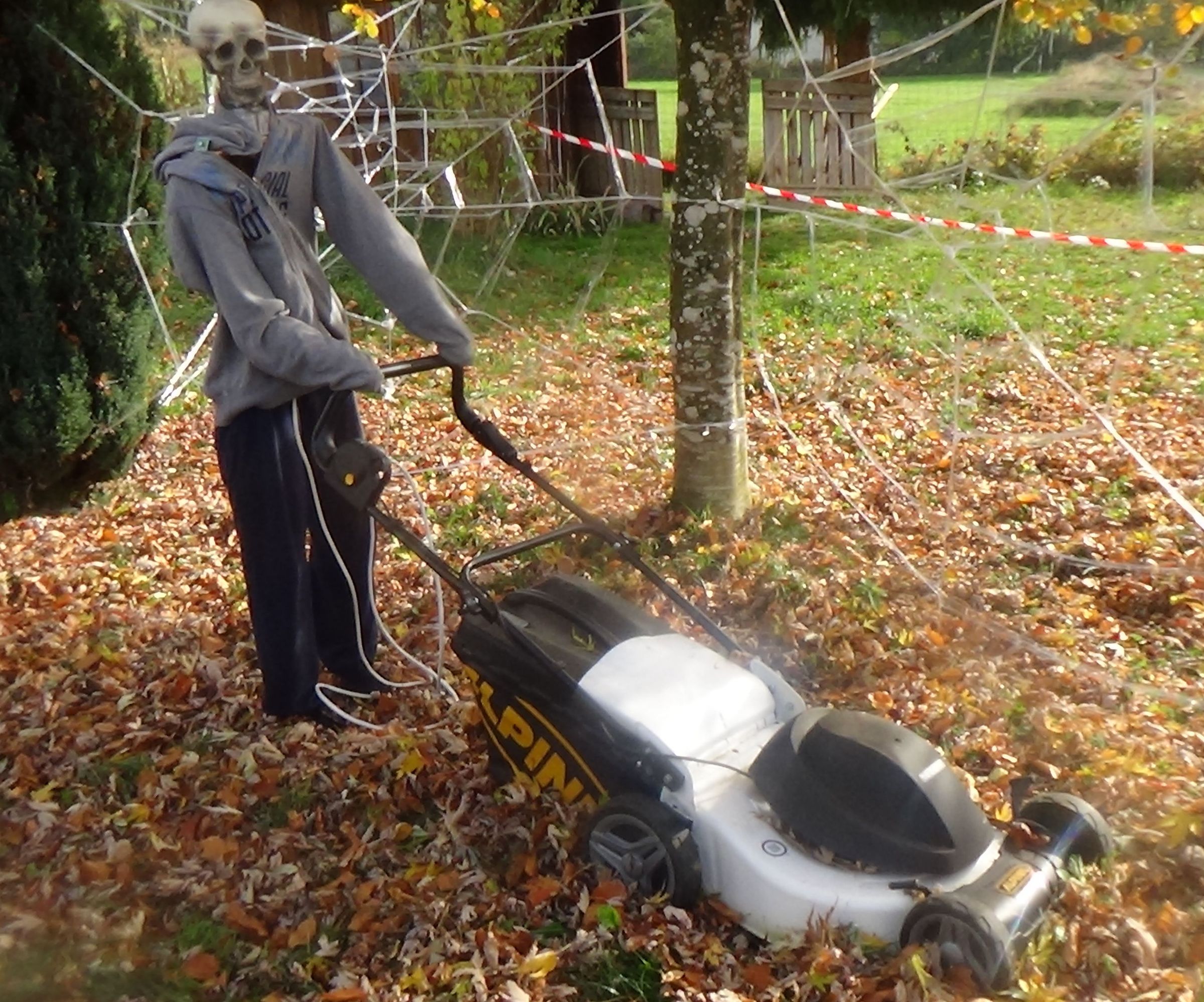 Creepy Simple Animatronic Skull Gardener