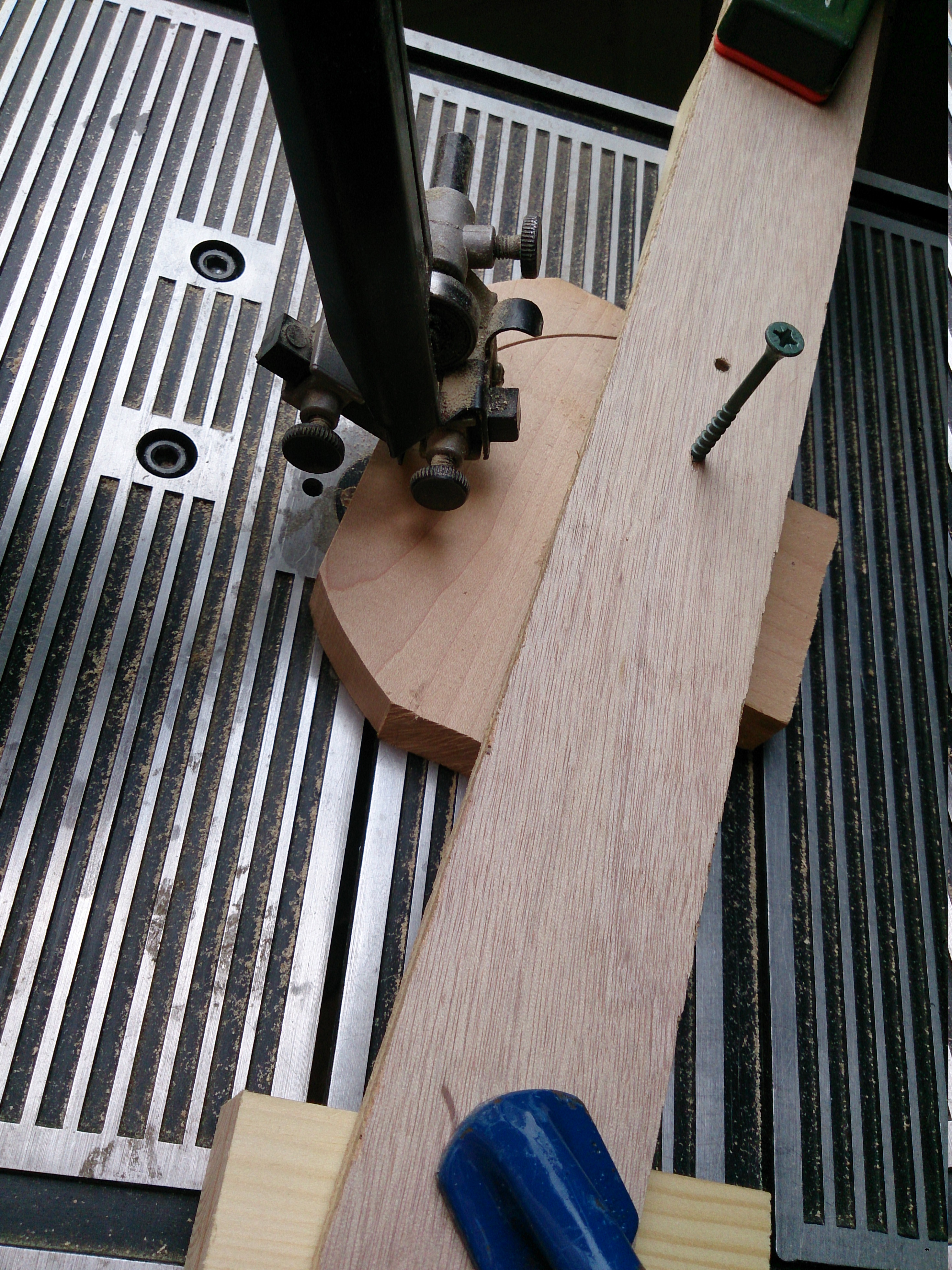 Super simple bandsaw circle jig