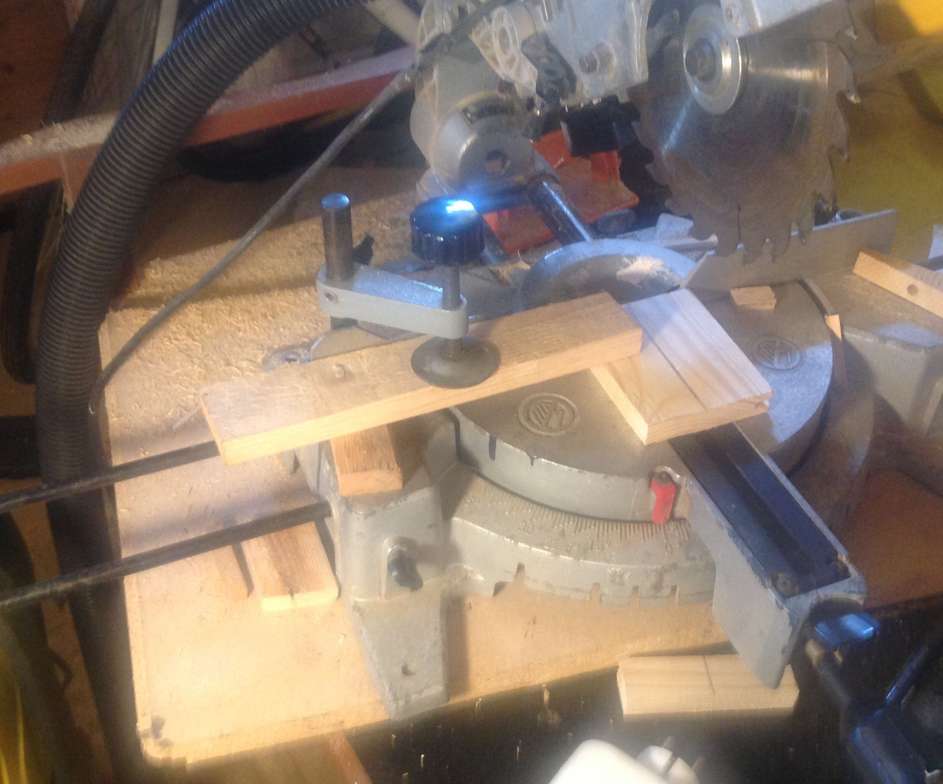 Safe Clamping of Smal Pieces in the Miter Saw