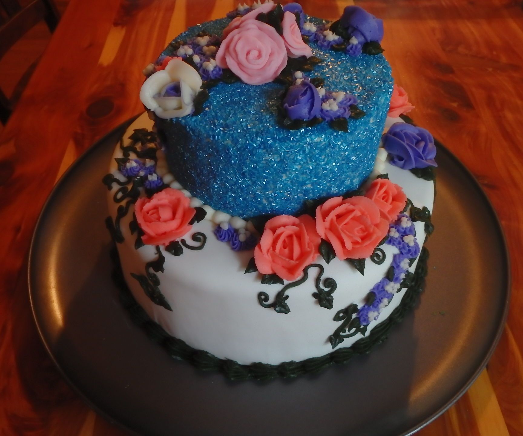 How to Make and Decorate a Sparkling Rose Cake. 