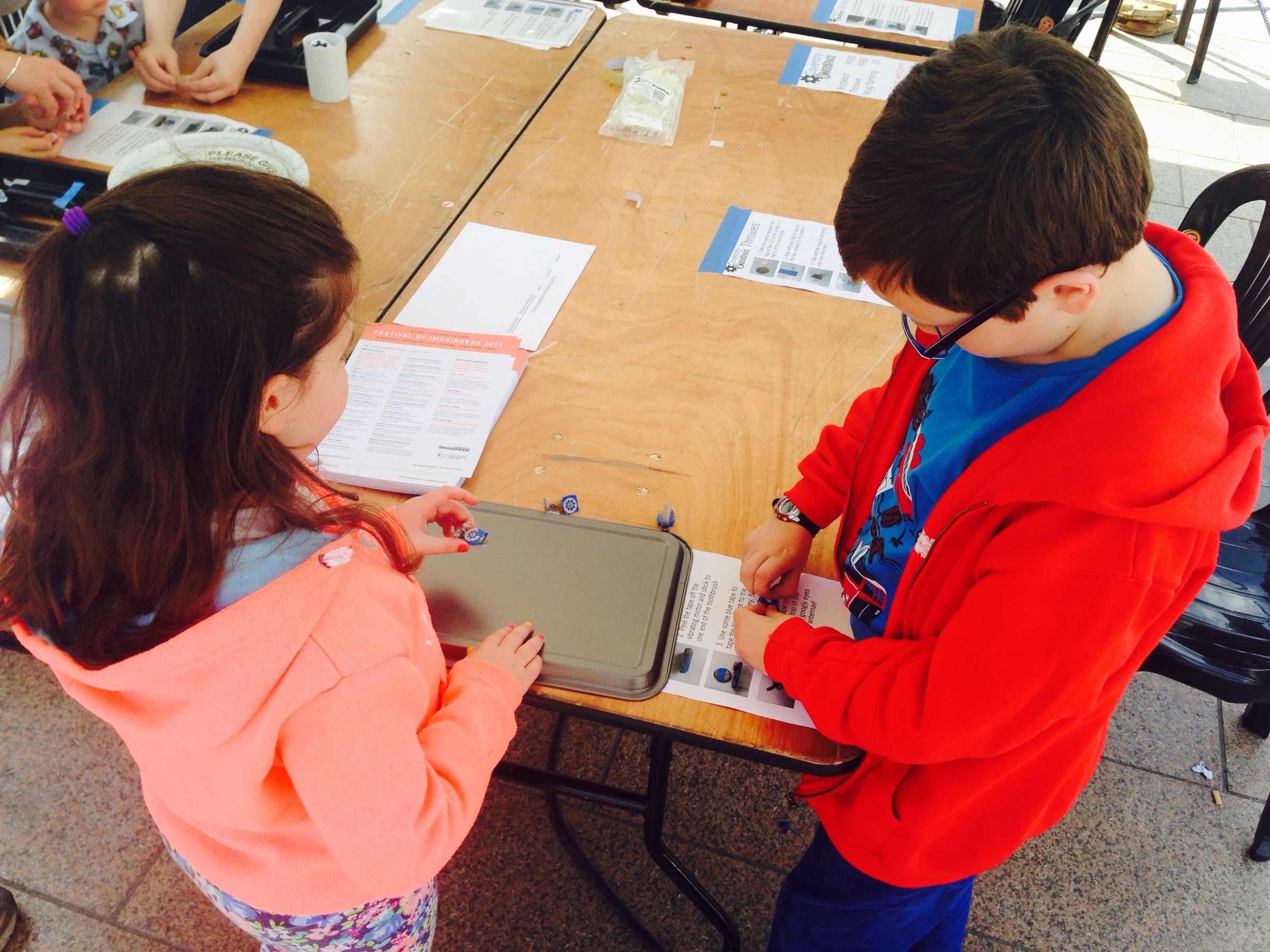 Community Kids' Build Bristlebots! 6 Steps (with Pictures