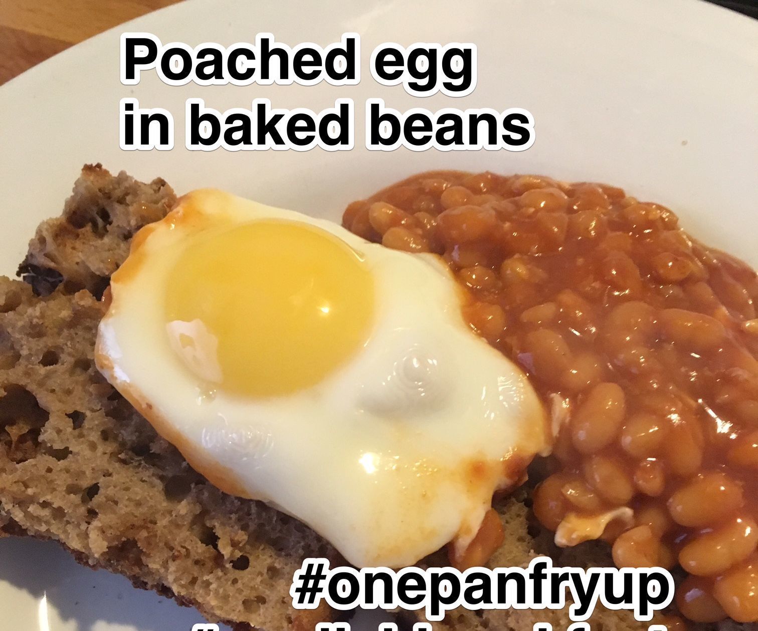 Poached egg in beans #onepanfryup #englishbreakfast