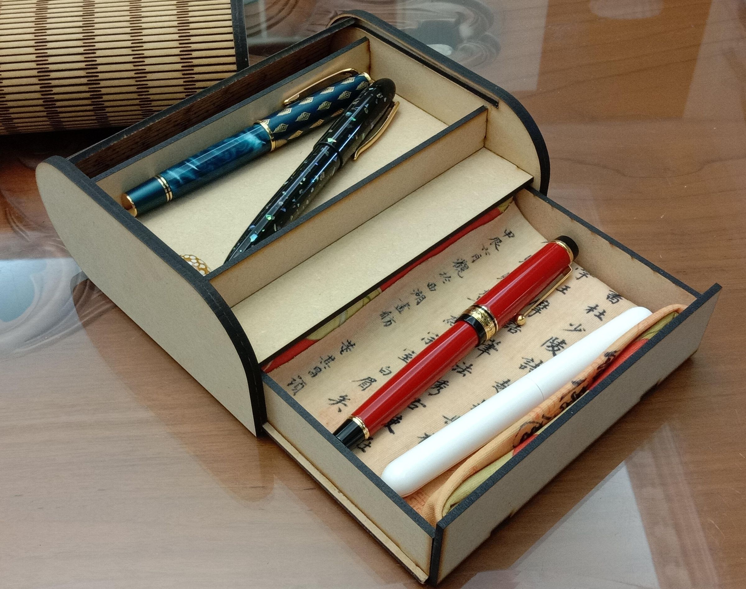 雷雕捲頂鋼筆盒(Laser Carved Roll Top Pen Case)