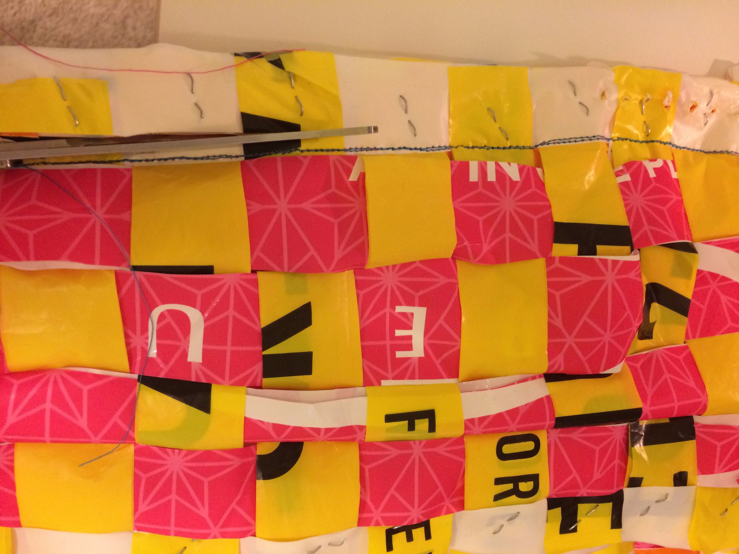 Reusable Grocery Bag Woven Out of Old Shopping Bags! 6 Steps (with