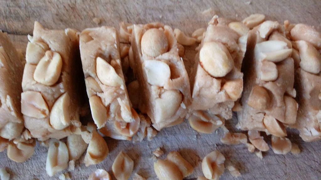 Homemade Peanut Log Candy 4 Steps