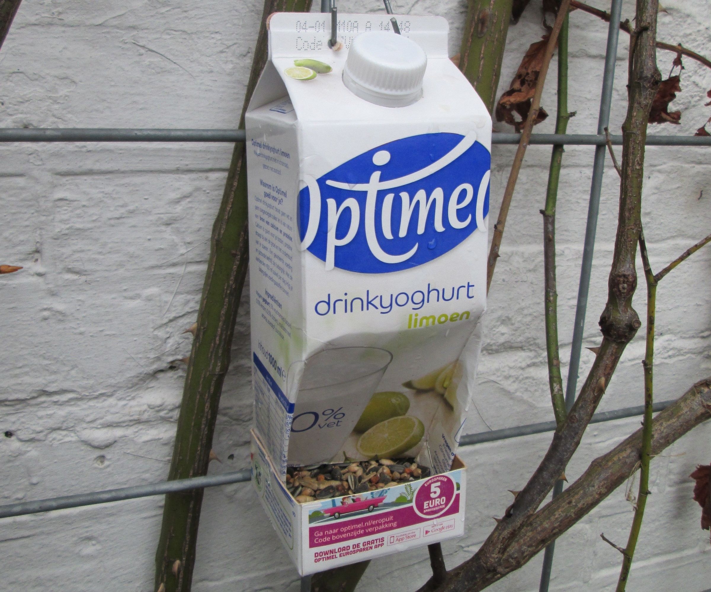 Recycled Milkcarton Birdseed Dispencer
