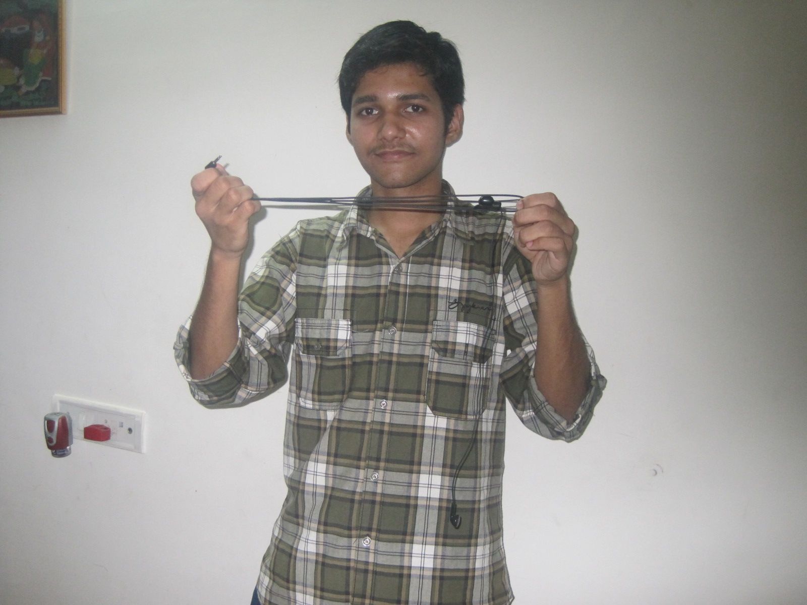 How to Wrap Headphones So They Don't Tangle. Instructables